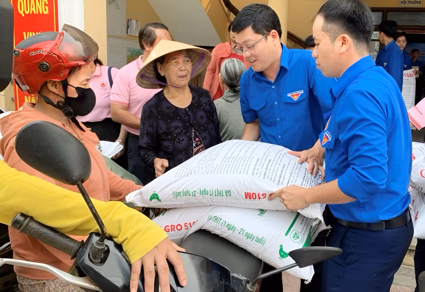 Bí thư Tỉnh Đoàn TT-Huế Nguyễn Thanh Hoài (thứ hai từ phải sang) cùng đoàn viên, thanh niên chuyển thức ăn chăn nuôi hỗ trợ dân nghèo cải thiện sinh kế.