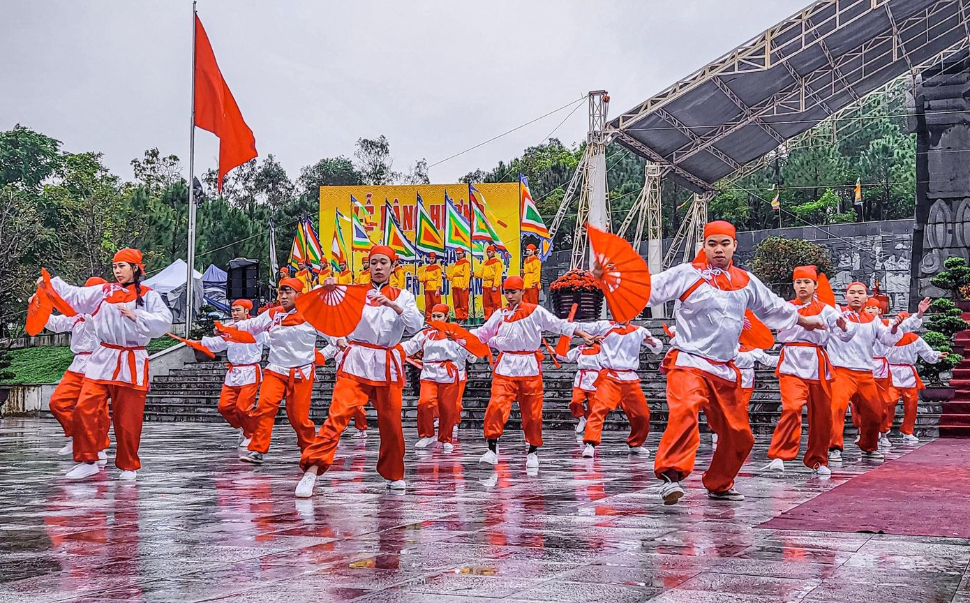 Lễ dâng hương và kỷ niệm ngày Anh hùng dân tộc Hoàng đế Quang Trung - Nguyễn Huệ lên ngôi và chiến thắng Ngọc Hồi - Đống Đa có nhiều ý nghĩa quan trọng, thể hiện lòng tôn kính và tri ân của Đảng bộ, chính quyền, nhân dân tỉnh TT-Huế và TP Huế đối với công lao của người anh hùng dân tộc “áo vải cờ đào”; khơi dậy niềm tự hào, truyền thống đấu tranh chống ngoại xâm của các thế hệ. Ảnh: Xuân Đạt Lễ dâng hương và kỷ niệm ngày Anh hùng dân tộc Hoàng đế Quang Trung - Nguyễn Huệ lên ngôi và chiến thắng Ngọc Hồi - Đống Đa có nhiều ý nghĩa quan trọng, thể hiện lòng tôn kính và tri ân của Đảng bộ, chính quyền, nhân dân tỉnh TT-Huế và TP Huế đối với công lao của người anh hùng dân tộc “áo vải cờ đào”; khơi dậy niềm tự hào, truyền thống đấu tranh chống ngoại xâm của các thế hệ. Ảnh: Xuân Đạt