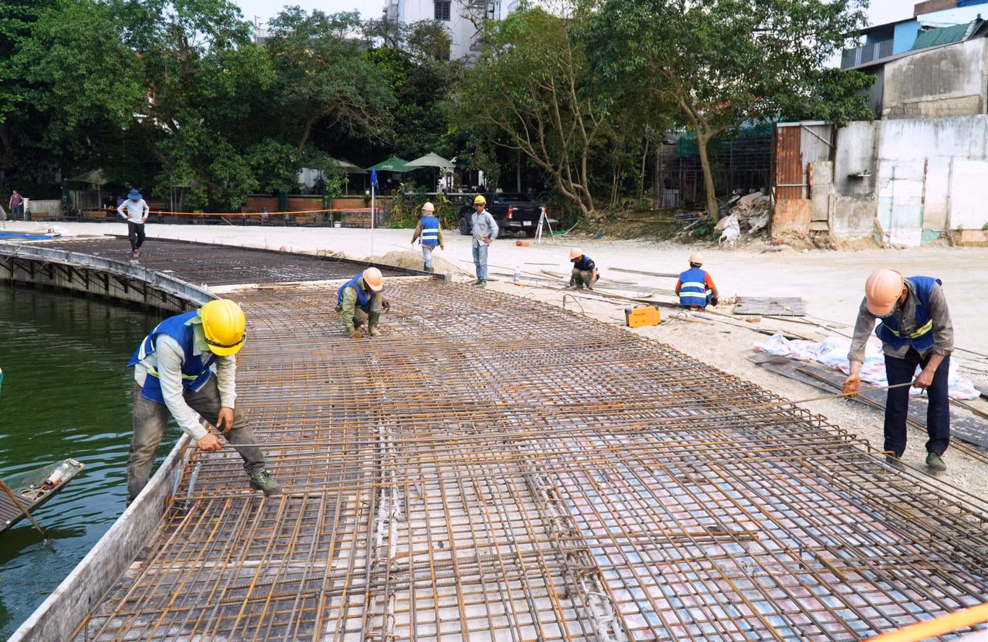 Đến nay, đơn vị thi công đã đổ bê tông định hình tuyến đường đi bộ rộng 6m từ điểm đầu Đập Đá về hướng cầu Vĩ Dạ, với chiều dài khoảng 300 m.