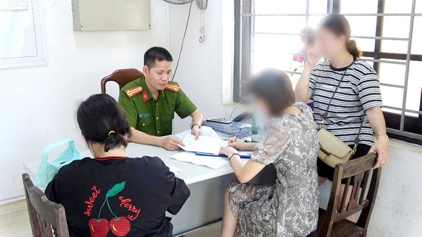 Người dân trình báo Công an TP Huế về việc bị lừa sau khi nhận biên lai "giao dịch chuyển khoản thành công". Ảnh: CACC Người dân trình báo Công an TP Huế về việc bị lừa sau khi nhận biên lai "giao dịch chuyển khoản thành công". Ảnh: CACC