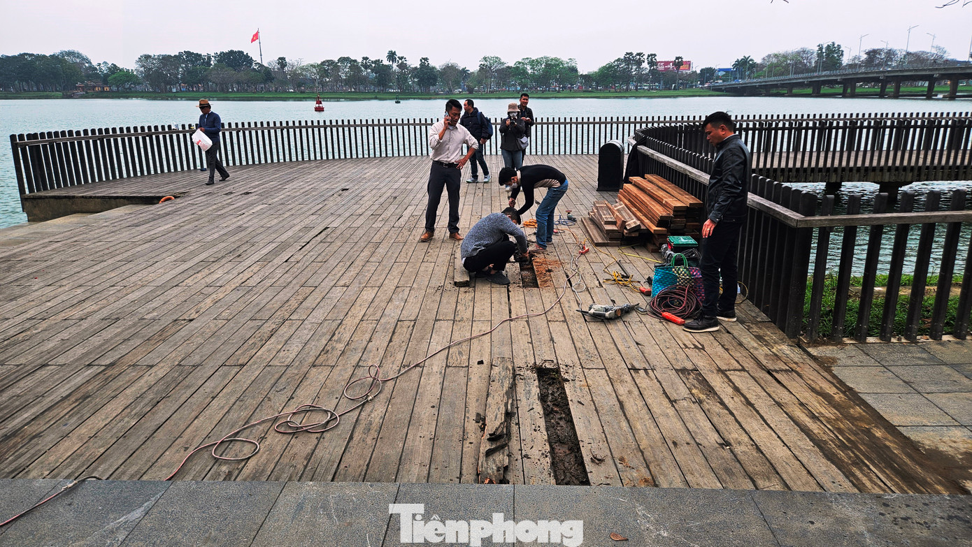 Liên quan tình trạng cầu gỗ lim xuống cấp, mục nát mặt sàn, trao đổi với PV, ông Trương Đình Hạnh - Phó Chủ tịch UBND quận Thuận Hóa, cho biết, đã nắm thông tin và chỉ đạo đơn vị quản lý cầu là Trung tâm Công viên Cây xanh quận Thuận Hóa khẩn trương kiểm tra, đánh giá hiện trạng, sớm tổ chức khắc phục, sửa chữa nhằm đảm bảo mỹ quan công trình cũng như an toàn sử dụng.