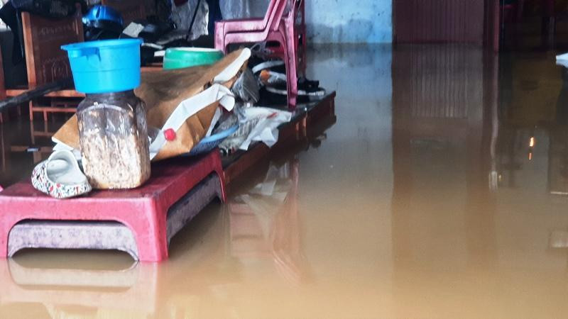 Lũ tràn vào nhà dân tại Huế.