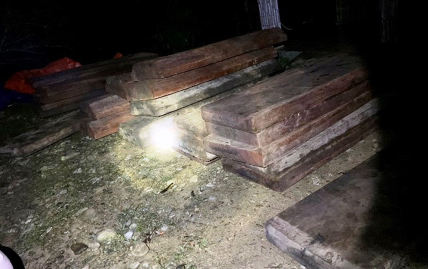 Lực lượng chức năng thu giữ hàng chục phách gỗ không rõ nguồn gốc xuất xứ từ xe ô tô 16 chỗ. Ảnh: Võ Tiến Lực lượng chức năng thu giữ hàng chục phách gỗ không rõ nguồn gốc xuất xứ từ xe ô tô 16 chỗ. Ảnh: Võ Tiến