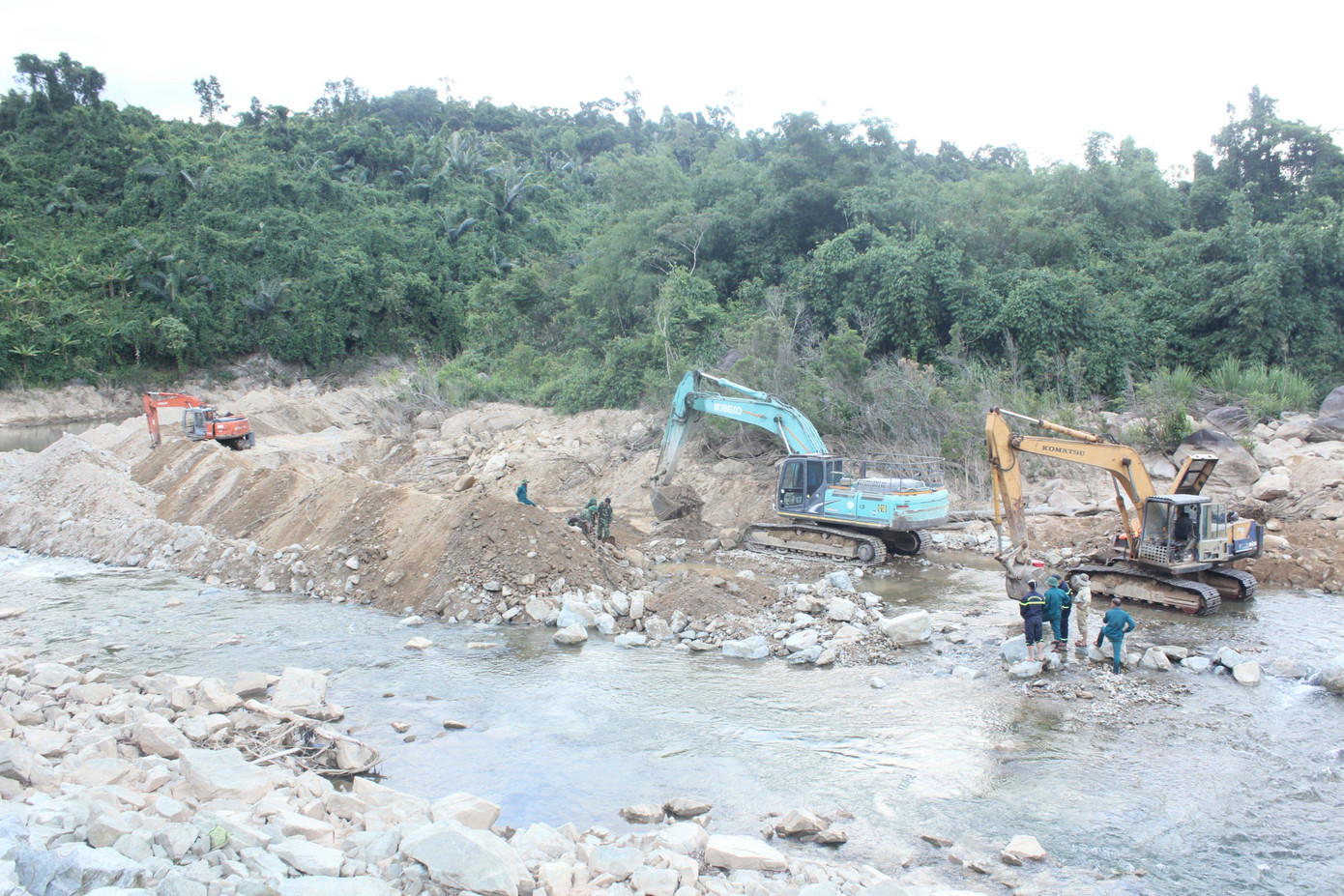 Hôm nay 5/7 là đợt tìm kiếm thứ 2 của giai đoạn 5 tại khu vực có địa hình, điều kiện địa lý địa chất hết sức phức tạp của sông Rào Trăng, gây khó khăn cho lực lượng cứu hộ cứu nạn Hôm nay 5/7 là đợt tìm kiếm thứ 2 của giai đoạn 5 tại khu vực có địa hình, điều kiện địa lý địa chất hết sức phức tạp của sông Rào Trăng, gây khó khăn cho lực lượng cứu hộ cứu nạn