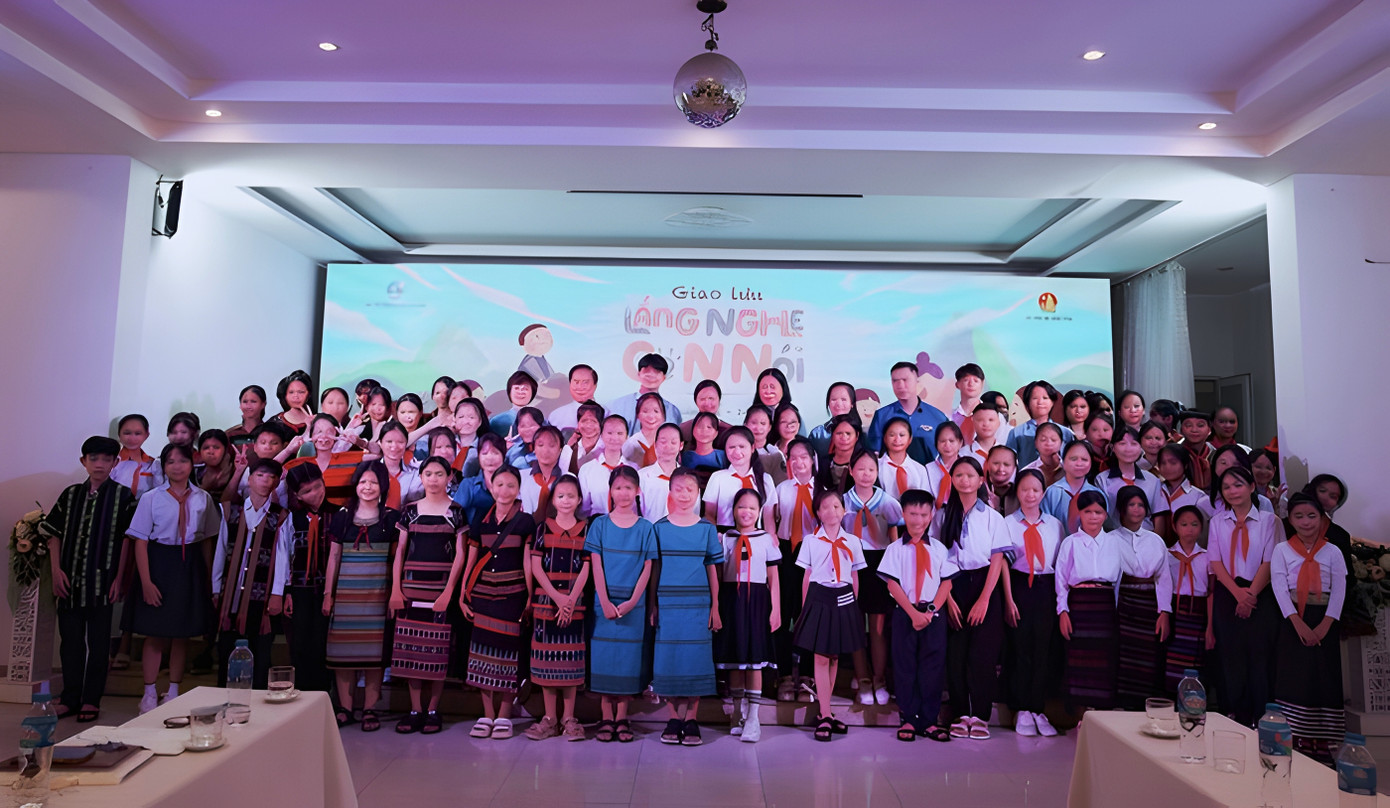 Thiếu nhi các dân tộc khu vực miền Trung chụp ảnh lưu niệm với các đại biểu tại giao lưu "Lắng nghe con nói". Thiếu nhi các dân tộc khu vực miền Trung chụp ảnh lưu niệm với các đại biểu tại giao lưu "Lắng nghe con nói".