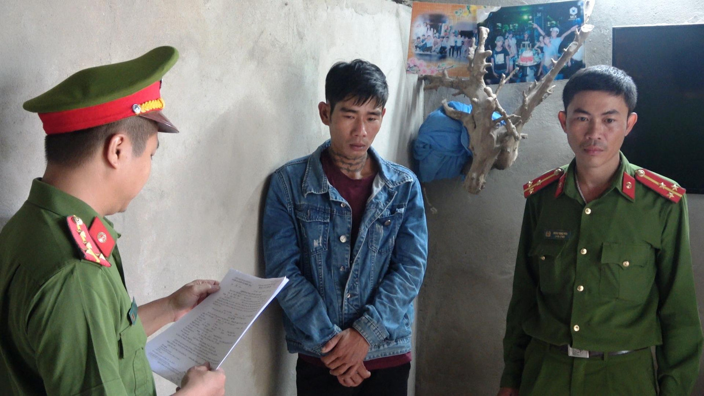 Đối tượng Huỳnh Tý (giữa). Ảnh: CA