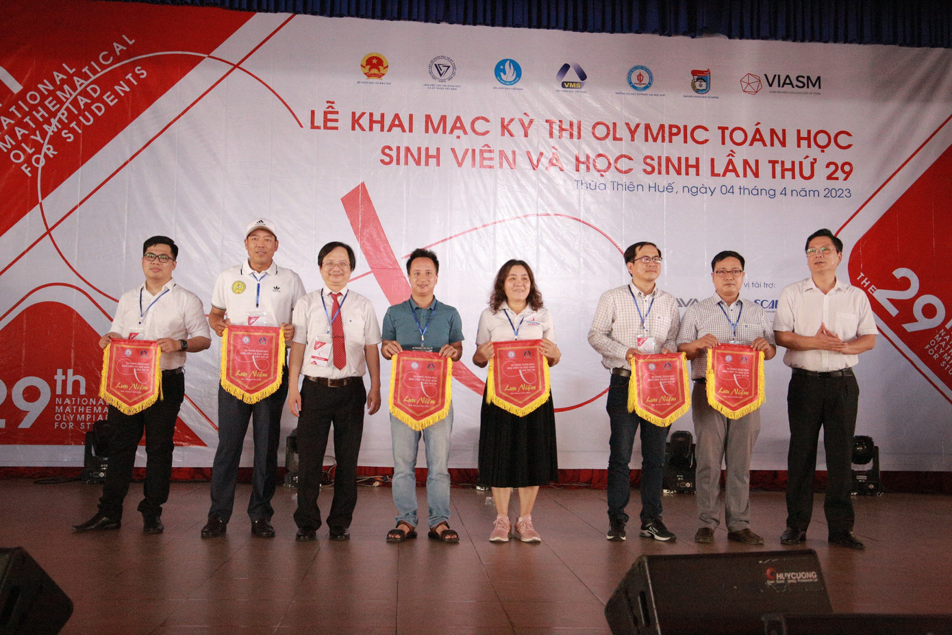 Trao cờ lưu niệm cho các đơn vị tham gia kỳ thi.