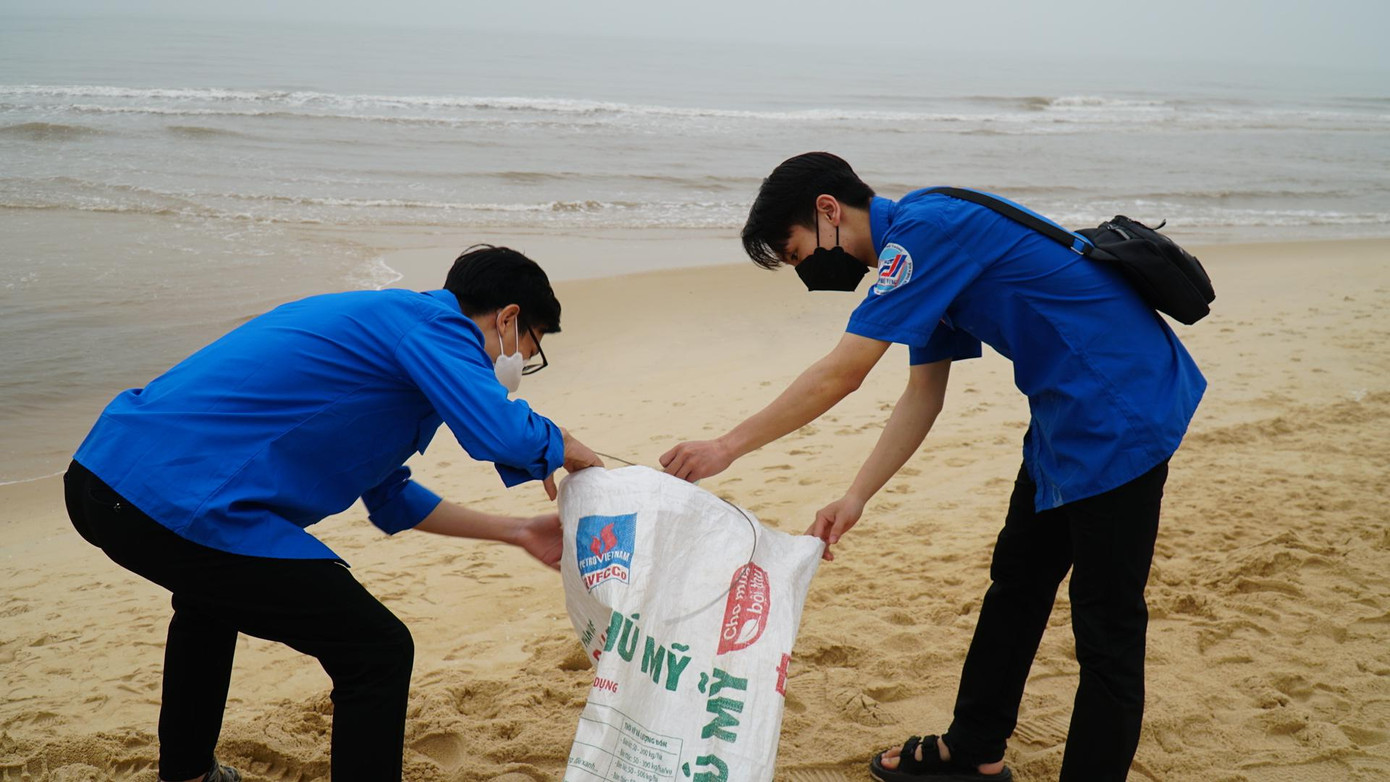 Các hoạt động thiết thực làm sạch bãi biển của đoàn viên, thanh niên TT-Huế Các hoạt động thiết thực làm sạch bãi biển của đoàn viên, thanh niên TT-Huế