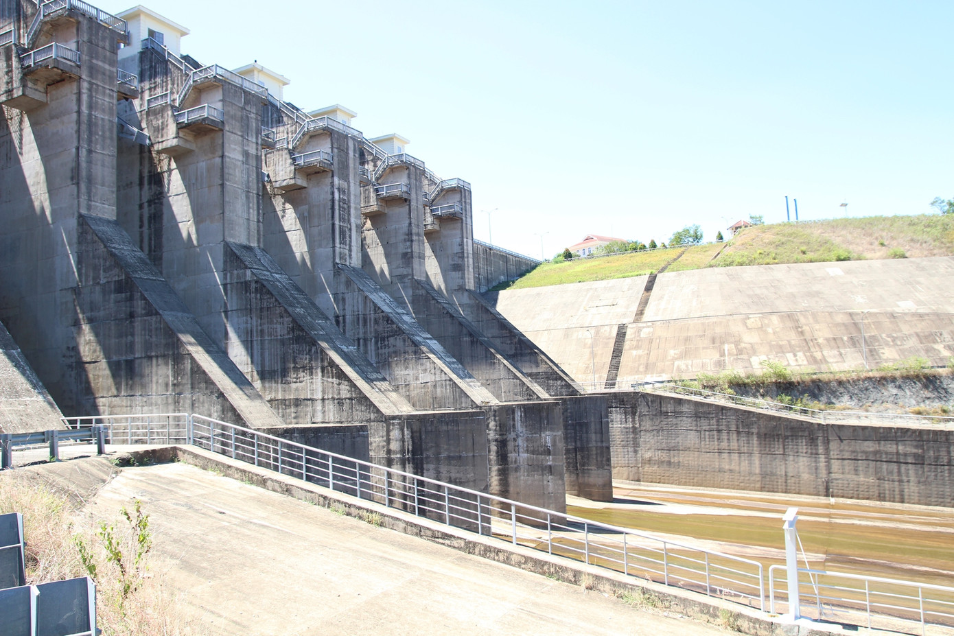 Mực nước hồ Tả Trạch xuống thấp trước mùa mưa bão do nắng nóng kéo dài. Ảnh: A.Fong