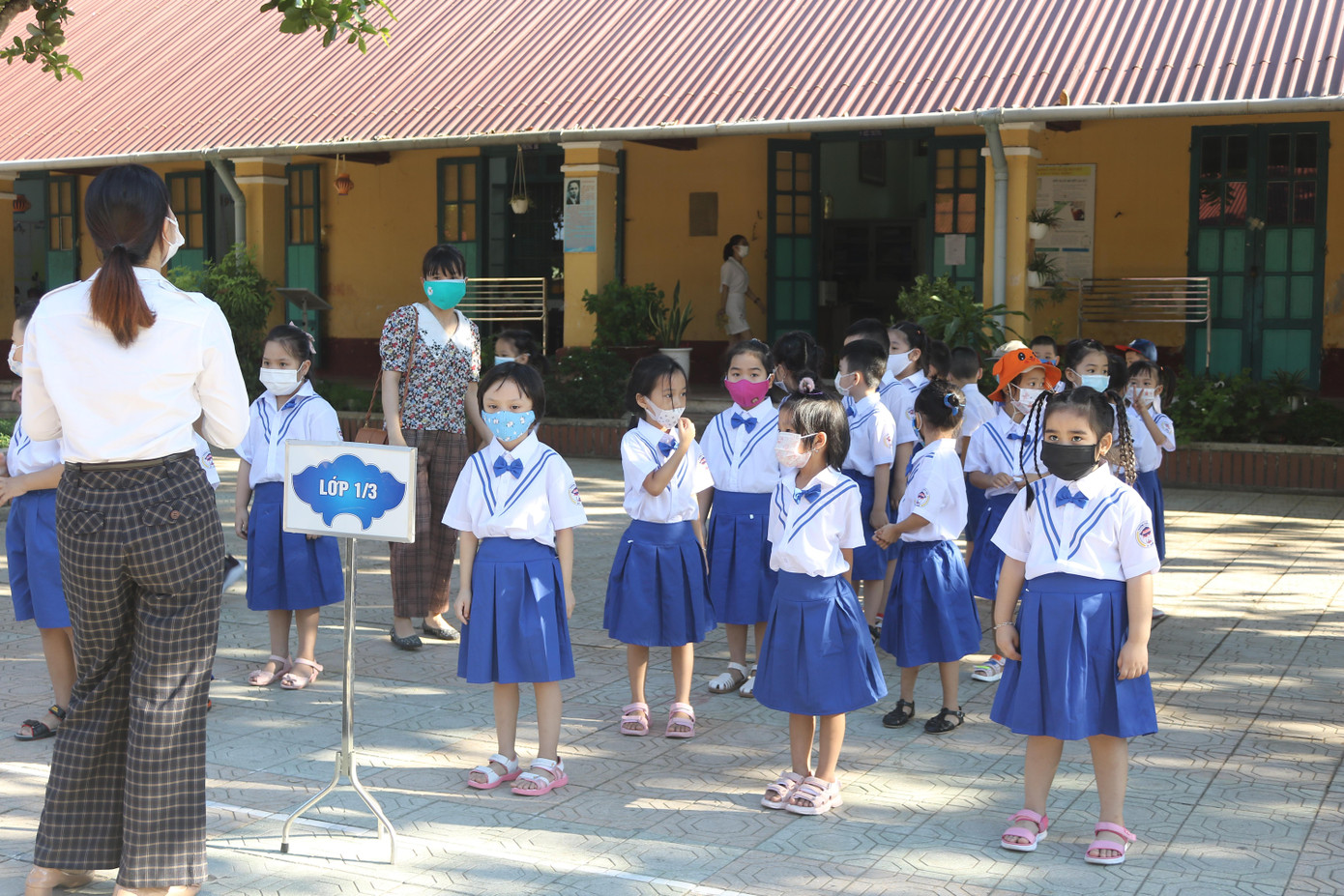Học sinh lớp 1 tại TP Huế trong "ngày đầu tiên đi học" Học sinh lớp 1 tại TP Huế trong "ngày đầu tiên đi học"