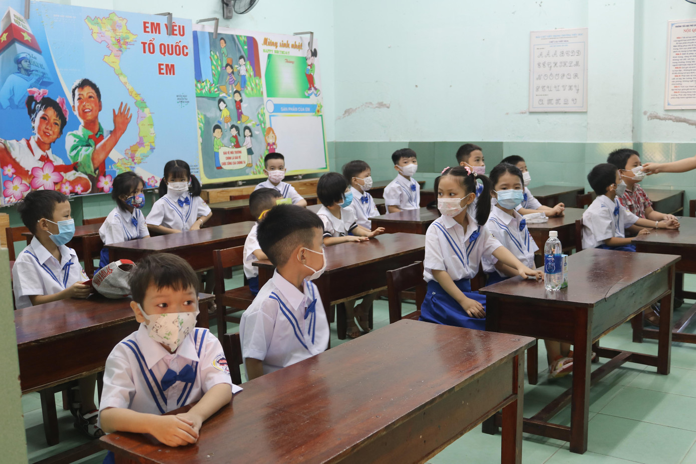 Học sinh được phụ huynh, thầy cô cẩn thận đeo khẩu trang, tấm chắn khi tới lớp Học sinh được phụ huynh, thầy cô cẩn thận đeo khẩu trang, tấm chắn khi tới lớp