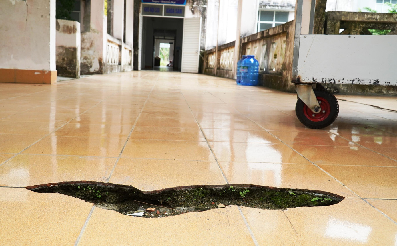 Hố thủng to tướng ngay trên lối đi nối giữa các khoa, phòng chức năng của bệnh viện. Ảnh: N.V