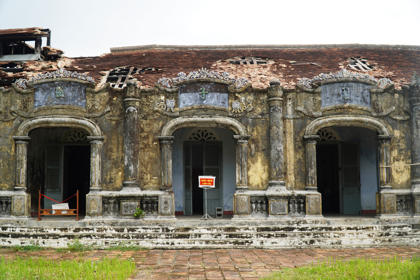 Còn theo ông Nguyễn Đức Lộc, sau vụ hỏa hoạn, công tác trưng bày của Bảo tàng Lịch sử tỉnh TT-Huế lại càng gặp nhiều khó khăn do không có không gian cố định. Trong khuôn viên di tích Quốc Tử Giám chỉ còn không gian trưng bày chuyên đề tại khu Di Luân đường được sử dụng thường xuyên cho các cuộc trưng bày theo kế hoạch, nên việc thu hút du khách gặp nhiều hạn chế.