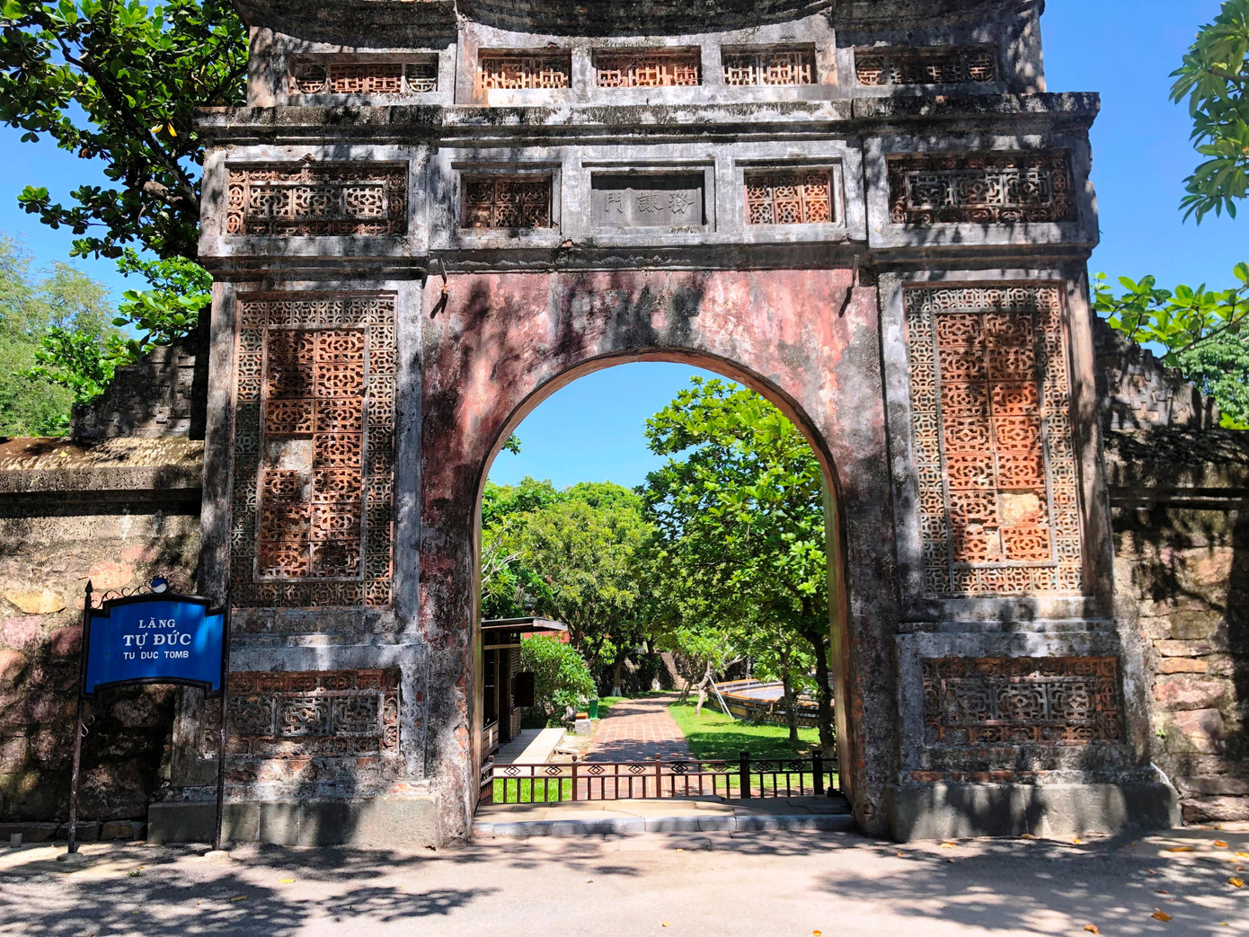 Vắng vẻ lối vào di tích Đại nội Huế (ảnh trên) và lăng vua Tự Đức Vắng vẻ lối vào di tích Đại nội Huế (ảnh trên) và lăng vua Tự Đức