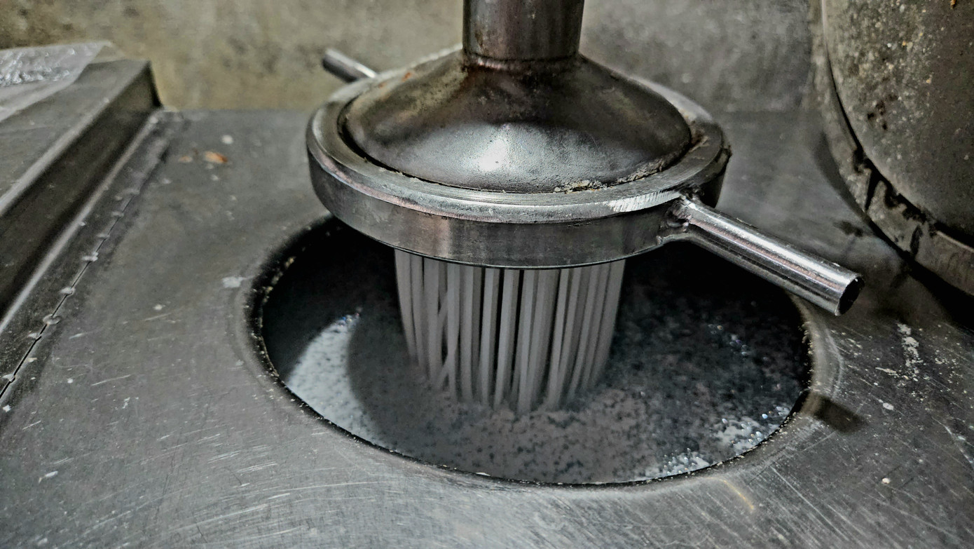 Đầu tư trang bị máy móc hiện đại để sản xuất bún theo dây chuyền khép kín tại làng Vân Cù. Đầu tư trang bị máy móc hiện đại để sản xuất bún theo dây chuyền khép kín tại làng Vân Cù.