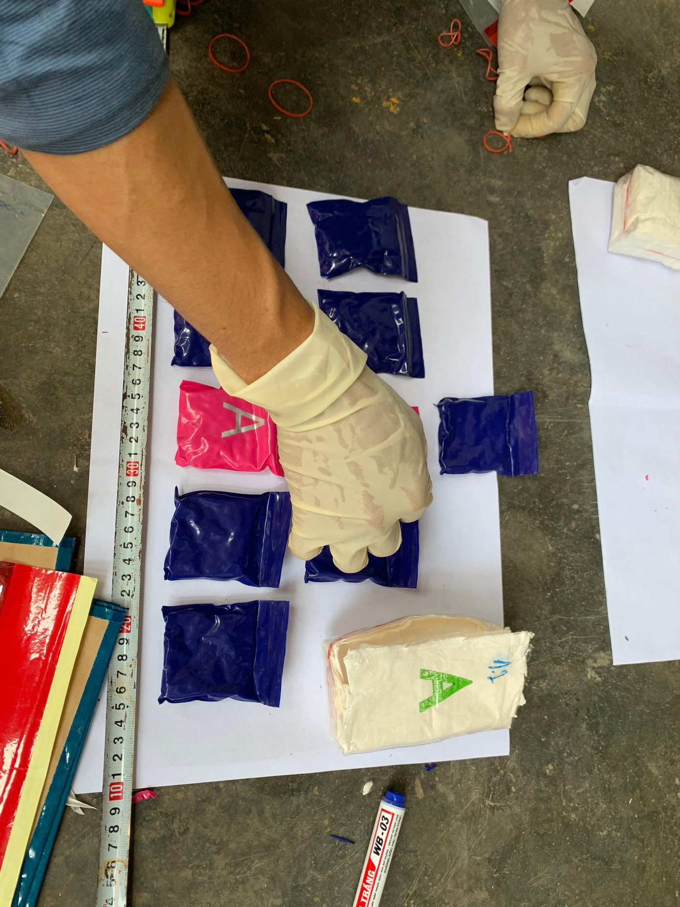 Kiểm tra tang vật ma túy thu giữ được. Kiểm tra tang vật ma túy thu giữ được.