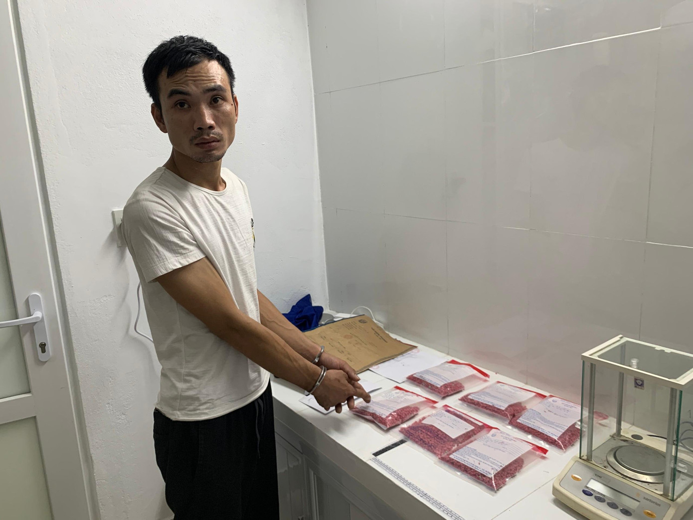 Đối tượng Nguyễn Xuân Phi bên cạnh tang vật là 12.200 viên ma túy dạng hồng phiến. Đối tượng Nguyễn Xuân Phi bên cạnh tang vật là 12.200 viên ma túy dạng hồng phiến.