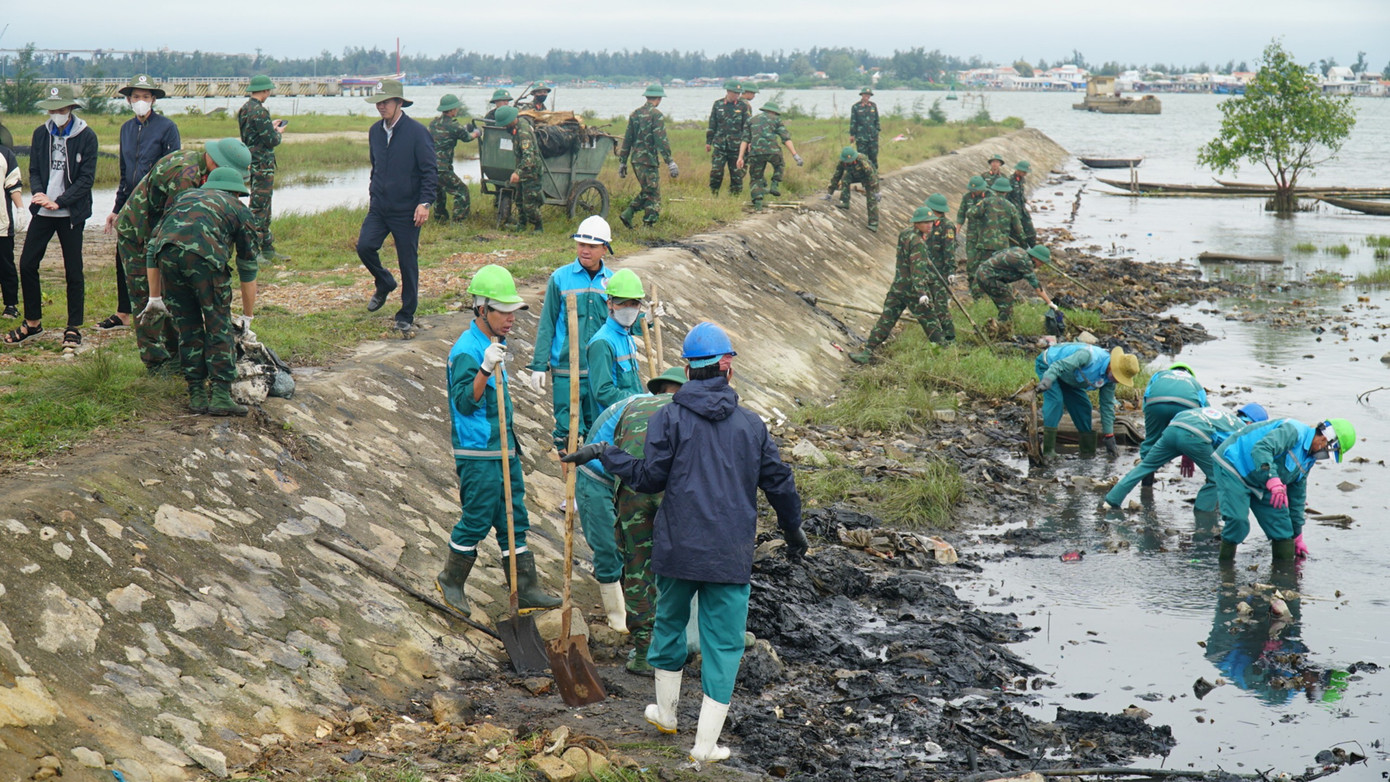 Hơn 1.800 cán bộ, chiến sĩ, đoàn viên, thanh niên, học sinh, sinh viên và nhân dân tập trung ra quân làm vệ sinh môi trường sau lễ phát động "Ngày Chủ nhật xanh".