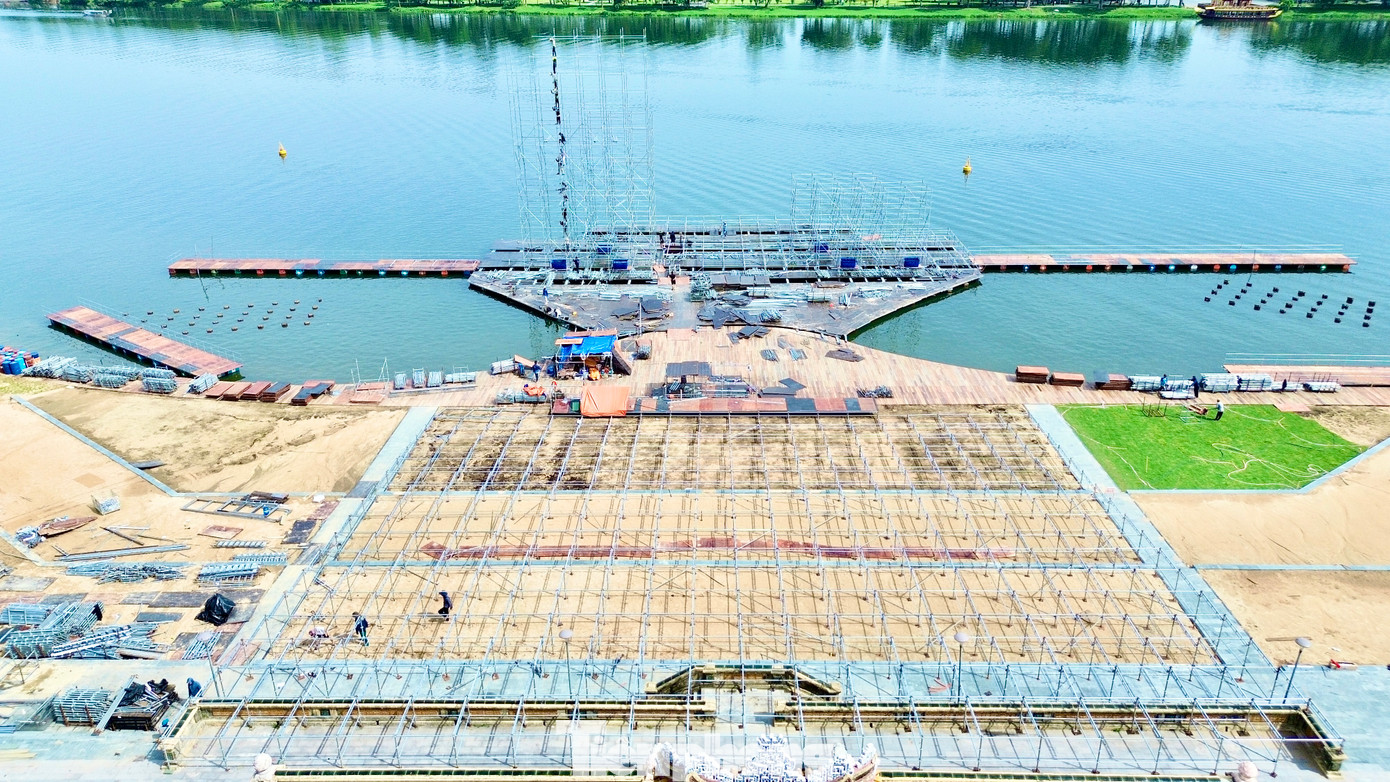 Cùng với sân khấu nổi, hệ thống khán đài hiện trong giai đoạn hoàn thiện với quy mô gần 6.000 chỗ ngồi. Công chúng đang mong đợi đêm chung kết Hoa hậu Việt Nam 2024 lần đầu tiên tổ chức tại Huế, chờ đợi sự lan tỏa mạnh mẽ thông điệp Rạng rỡ Việt Nam, cùng với những tỏa sáng của nhan sắc, văn hóa, trí tuệ và cống hiến... Cùng với sân khấu nổi, hệ thống khán đài hiện trong giai đoạn hoàn thiện với quy mô gần 6.000 chỗ ngồi. Công chúng đang mong đợi đêm chung kết Hoa hậu Việt Nam 2024 lần đầu tiên tổ chức tại Huế, chờ đợi sự lan tỏa mạnh mẽ thông điệp Rạng rỡ Việt Nam, cùng với những tỏa sáng của nhan sắc, văn hóa, trí tuệ và cống hiến...