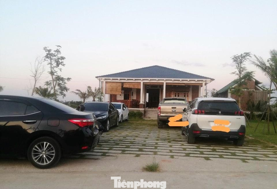 Nhiều "xế" sang từng vào ra tấp nập tại khu dự án được "gắn mác" nông nghiệp sinh thái nhưng đầy rẫy công trình không phép này Nhiều "xế" sang từng vào ra tấp nập tại khu dự án được "gắn mác" nông nghiệp sinh thái nhưng đầy rẫy công trình không phép này
