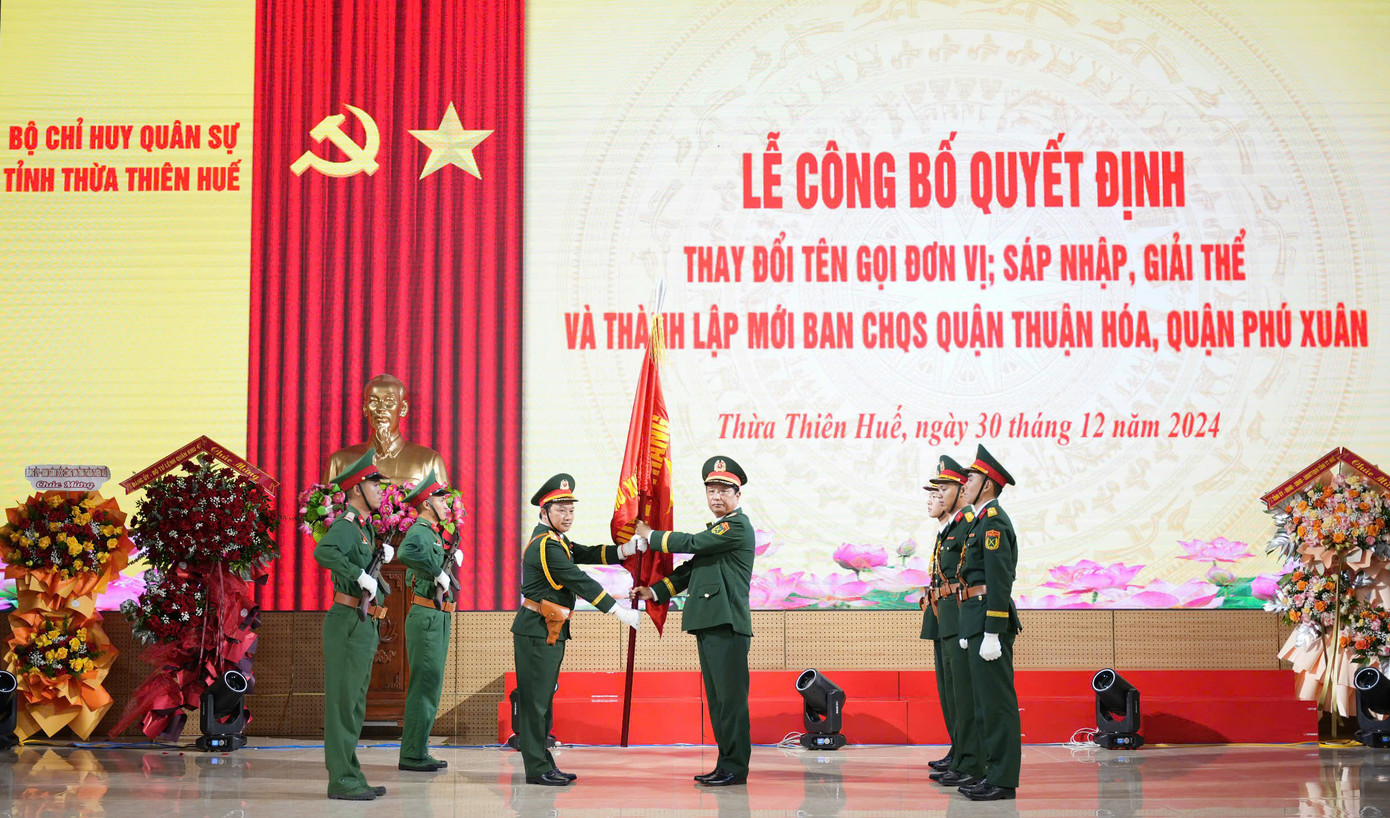 Thừa ủy quyền của Bộ Quốc phòng, Trung tướng Hà Thọ Bình - Tư lệnh Quân khu 4, trao Quân kỳ Quyết thắng cho Ban CHQS quận Phú Xuân thuộc Bộ CHQS TP. Huế.