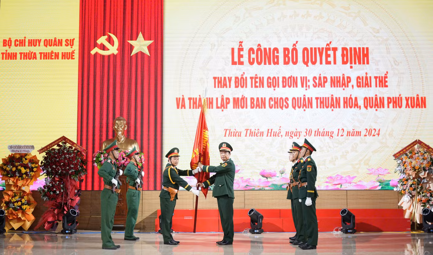 Thừa ủy quyền của Bộ Quốc phòng, Trung tướng Hà Thọ Bình - Tư lệnh Quân khu 4, trao Quân kỳ Quyết thắng cho Ban CHQS quận Phú Xuân thuộc Bộ CHQS TP. Huế.