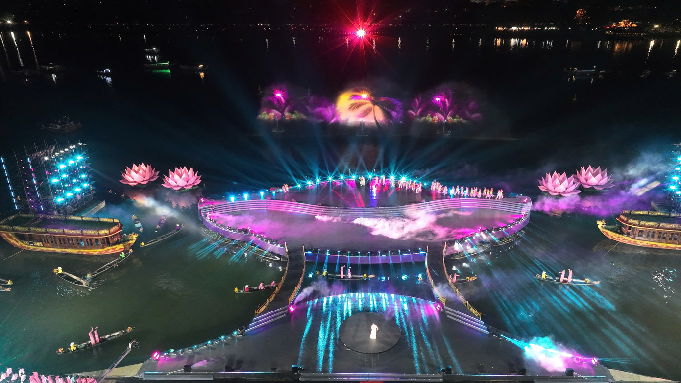 Không đơn thuần là chương trình nghệ thuật, đêm khai mạc mang chủ đề Lời tự tình dòng sông đã tạo nên bữa tiệc âm nhạc và ánh sáng hoành tráng, thể hiện bản sắc văn hóa của các vùng miền trong cả nước.