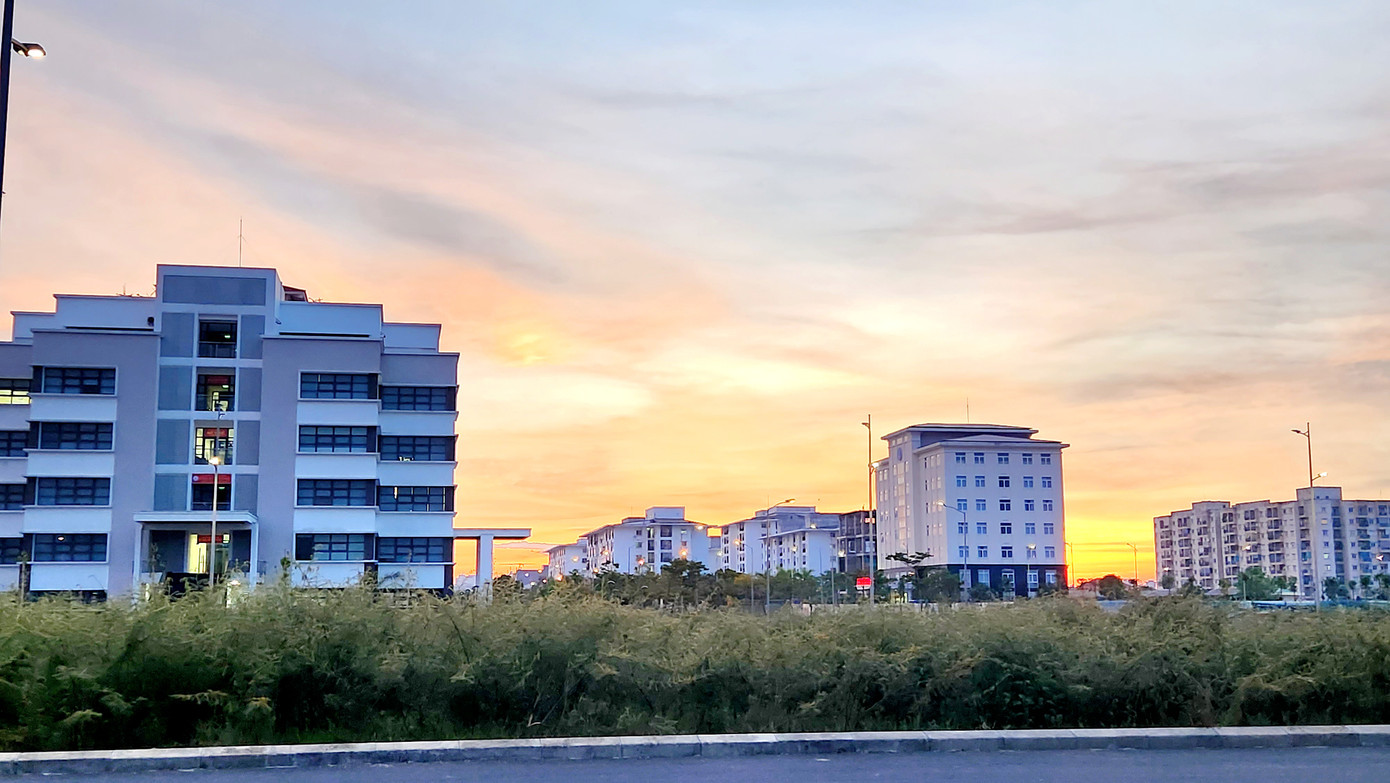 Đầu năm 2022, thực hiện đề án của UBND tỉnh TT-Huế về quy hoạch khu thương mại, dịch vụ, khách sạn cao cấp, hàng loạt cơ quan, công sở đóng trụ sở trên trục đường trung tâm TP Huế là Lê Lợi được di dời về nơi làm việc mới thuộc khối nhà hành chính tập trung nằm trên trục đường Võ Nguyên Giáp, phường An Đông, TP Huế.