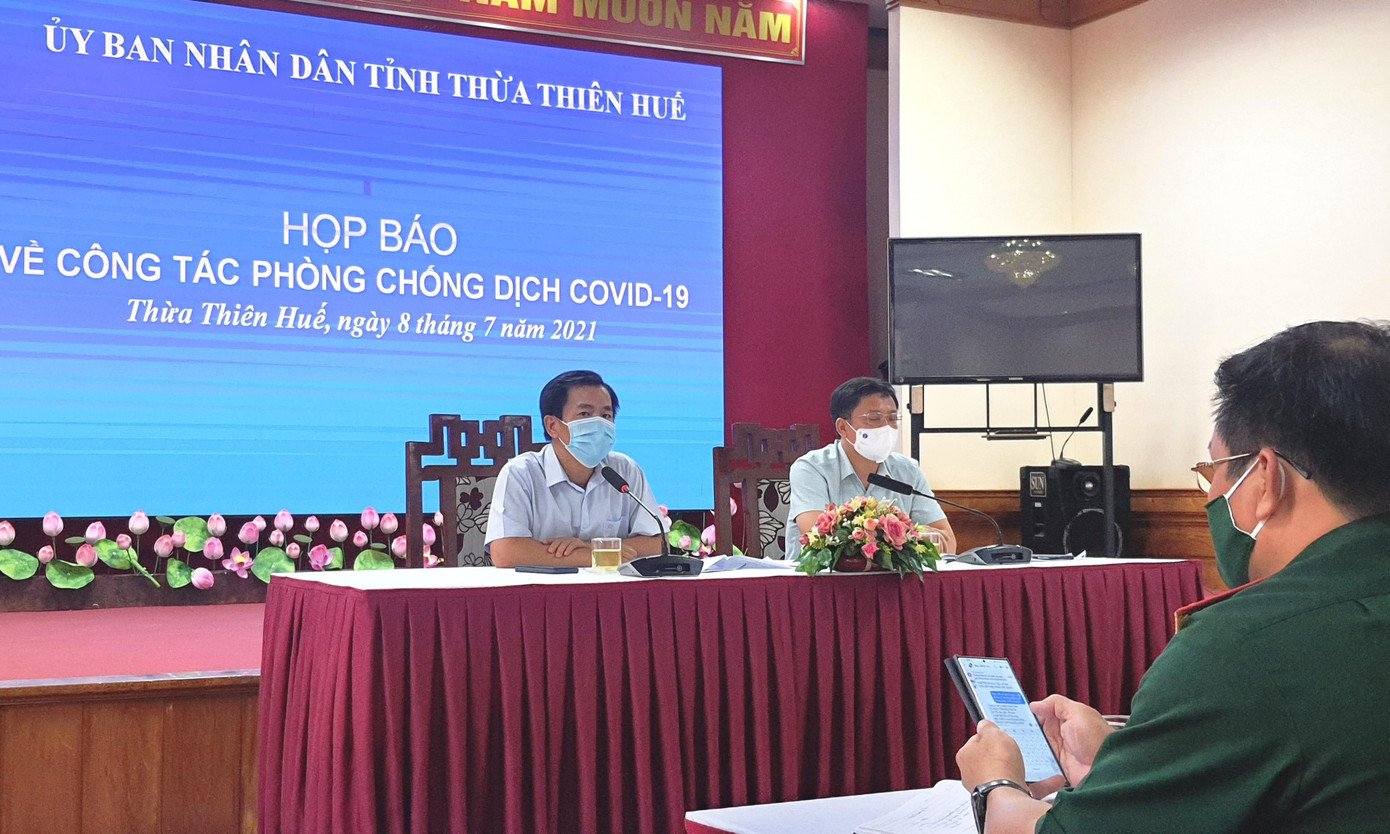 Chủ tịch UBND tỉnh TT-Huế Nguyễn Văn Phương (bìa trái) khẳng định, không có chuyện Huế từ chối đón nhận công dân trở về từ TPHCM Chủ tịch UBND tỉnh TT-Huế Nguyễn Văn Phương (bìa trái) khẳng định, không có chuyện Huế từ chối đón nhận công dân trở về từ TPHCM