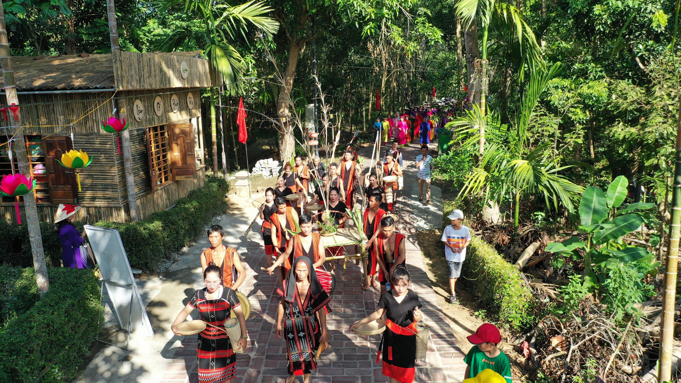 Bên cạnh đó là nghi lễ “Cầu mùa bội thu” của đồng bào dân tộc thiểu số Pa Hy đến từ xã Phong Mỹ (huyện Phong Điền) lần đầu được quảng diễn và giới thiệu đến đông đảo công chúng, du khách tại ngày hội.