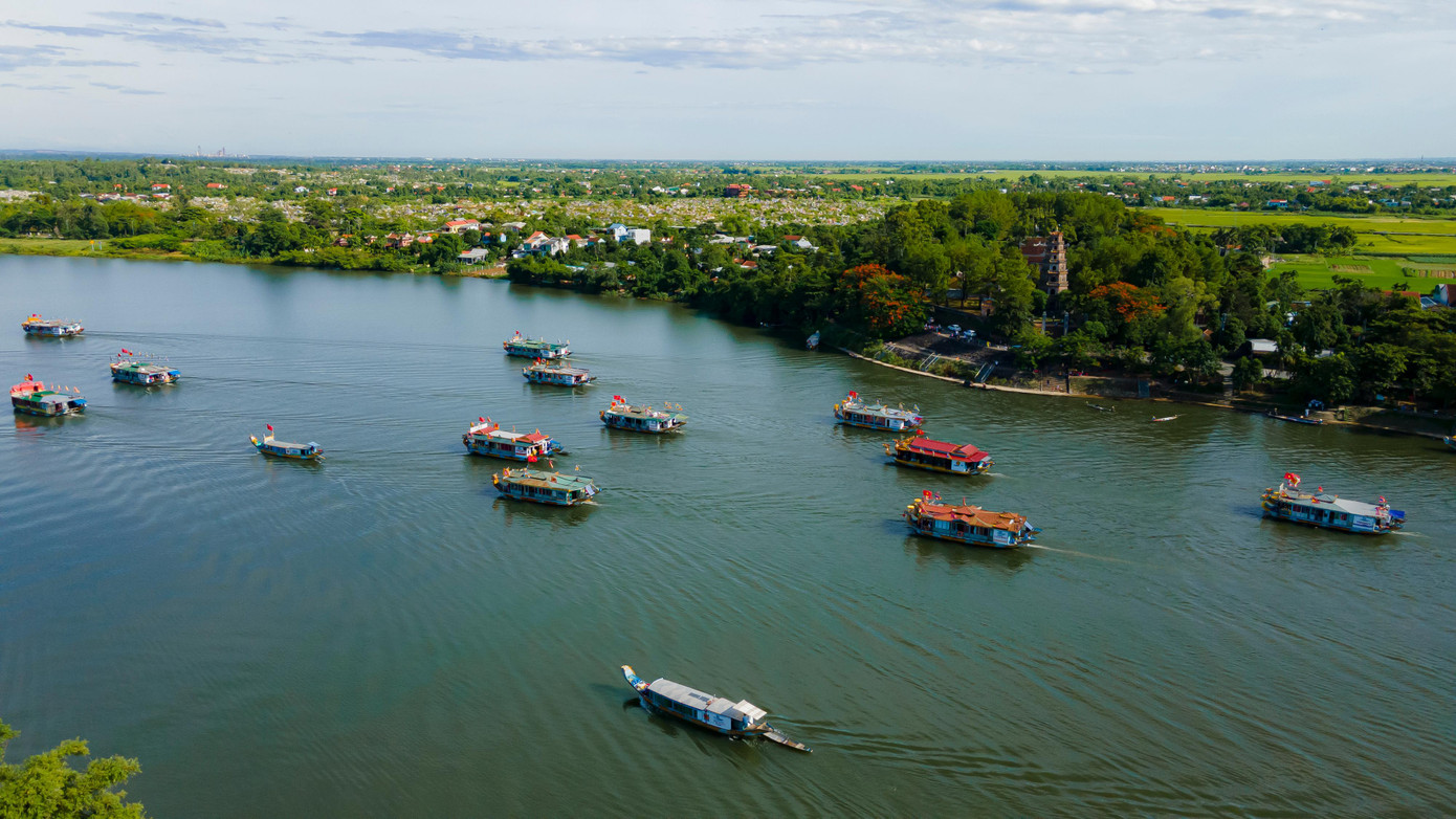 Thực hiện nghi thức rước Thánh Mẫu bằng thuyền trên sông Hương.