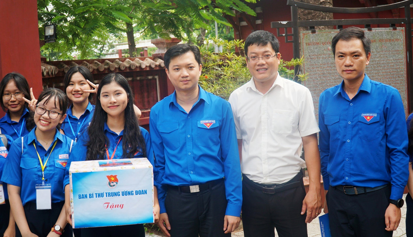 Tặng quà của Ban Bí thư Trung ương Đoàn cho các tình nguyện viên Hoa phượng đỏ Trường Quốc học Huế.