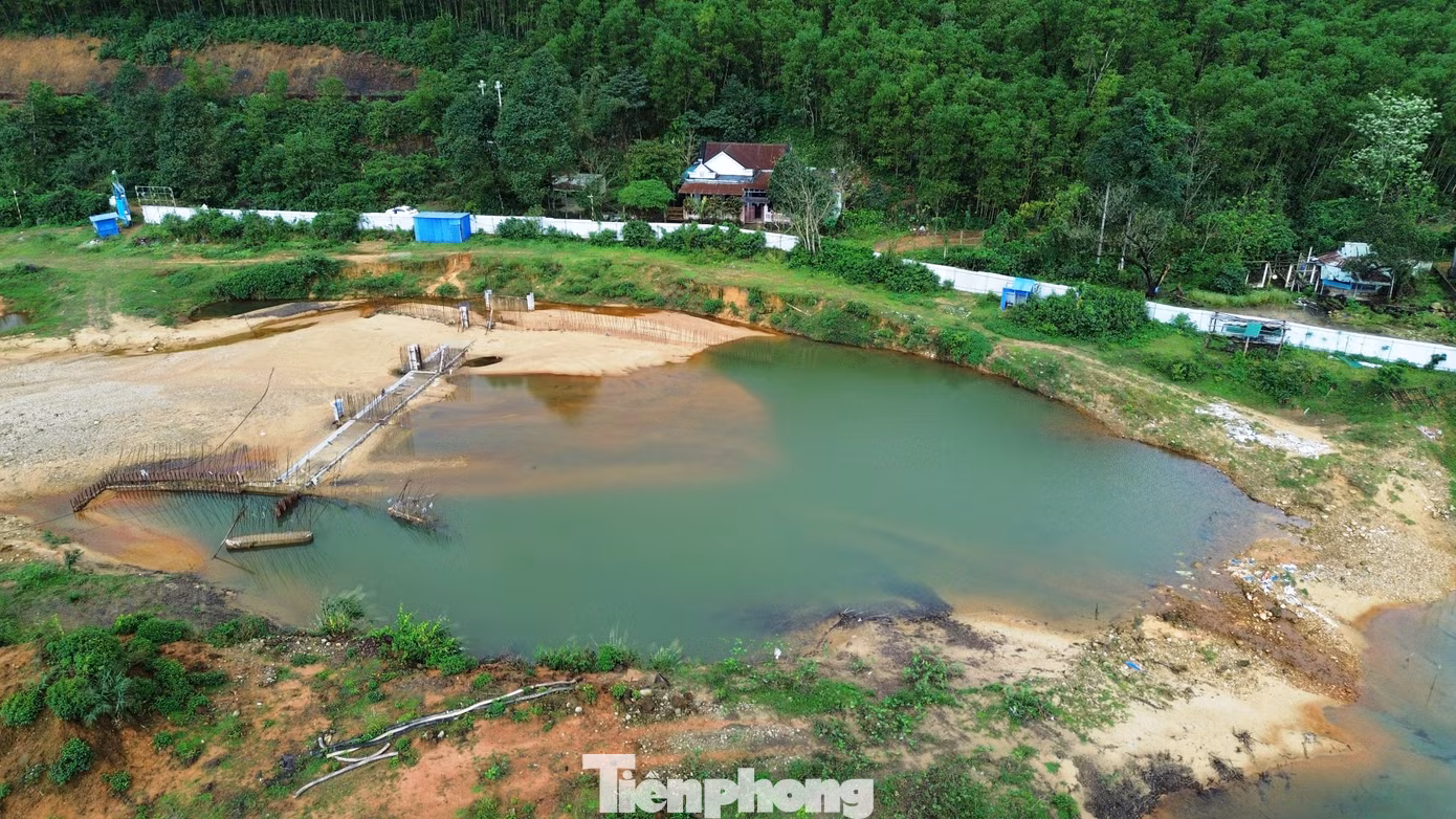 Cụ thể, tháng 1/2017, Ban Quản lý Khu Kinh tế - Công nghiệp tỉnh Thừa Thiên-Huế (nay là TP. Huế) cấp quyết định chủ trương đầu tư cho Công ty TNHH Đầu tư Thương mại và Dịch vụ Hoa Lư - Huế thực hiện dự án khu du lịch suối Voi. Cụ thể, tháng 1/2017, Ban Quản lý Khu Kinh tế - Công nghiệp tỉnh Thừa Thiên-Huế (nay là TP. Huế) cấp quyết định chủ trương đầu tư cho Công ty TNHH Đầu tư Thương mại và Dịch vụ Hoa Lư - Huế thực hiện dự án khu du lịch suối Voi.