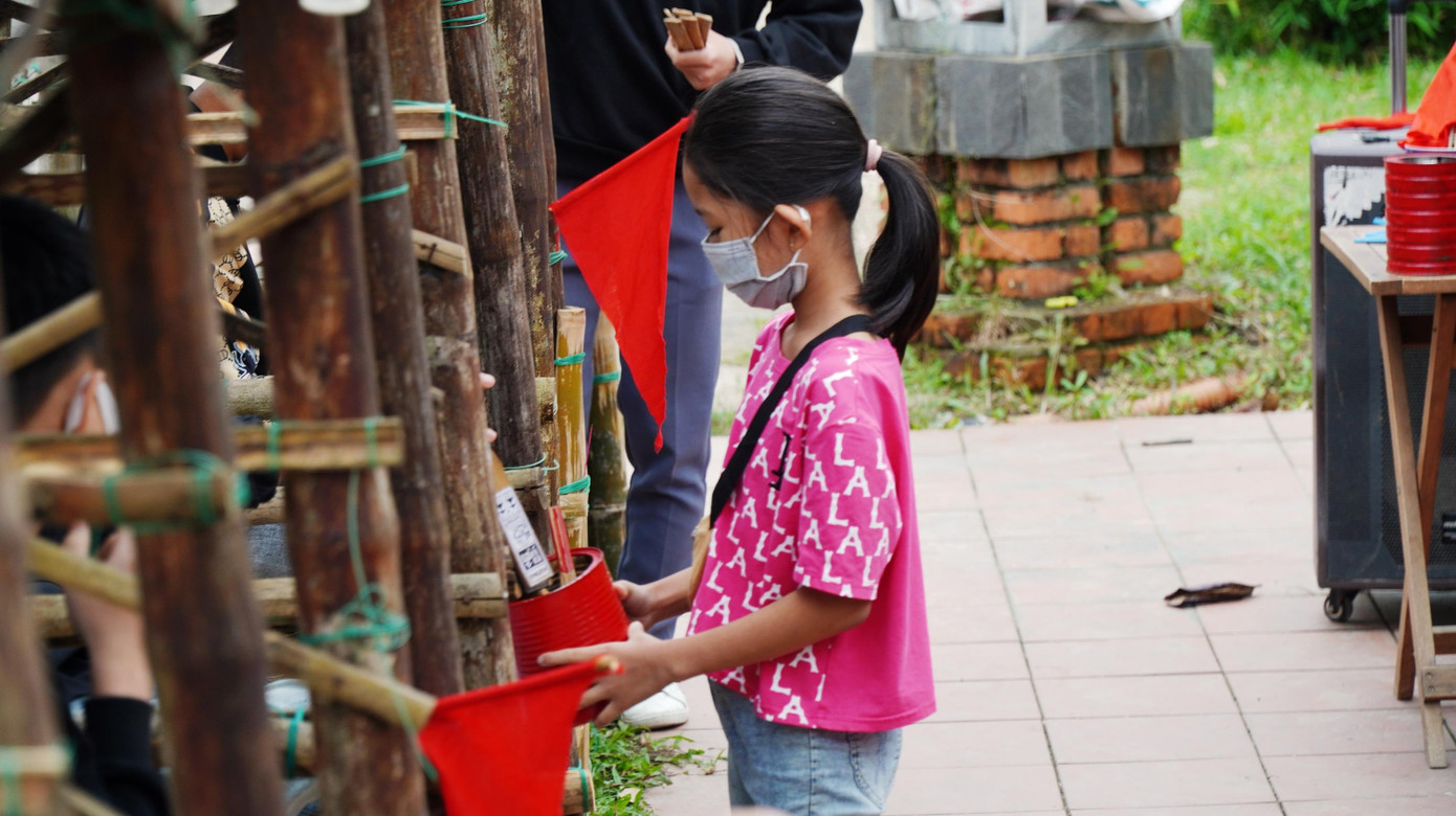 Ngoài người chơi, người điều khiển chính, còn có đội ngũ “trợ lý” làm công việc phát và gom quân bài, cắm cờ thắng, trao thưởng...