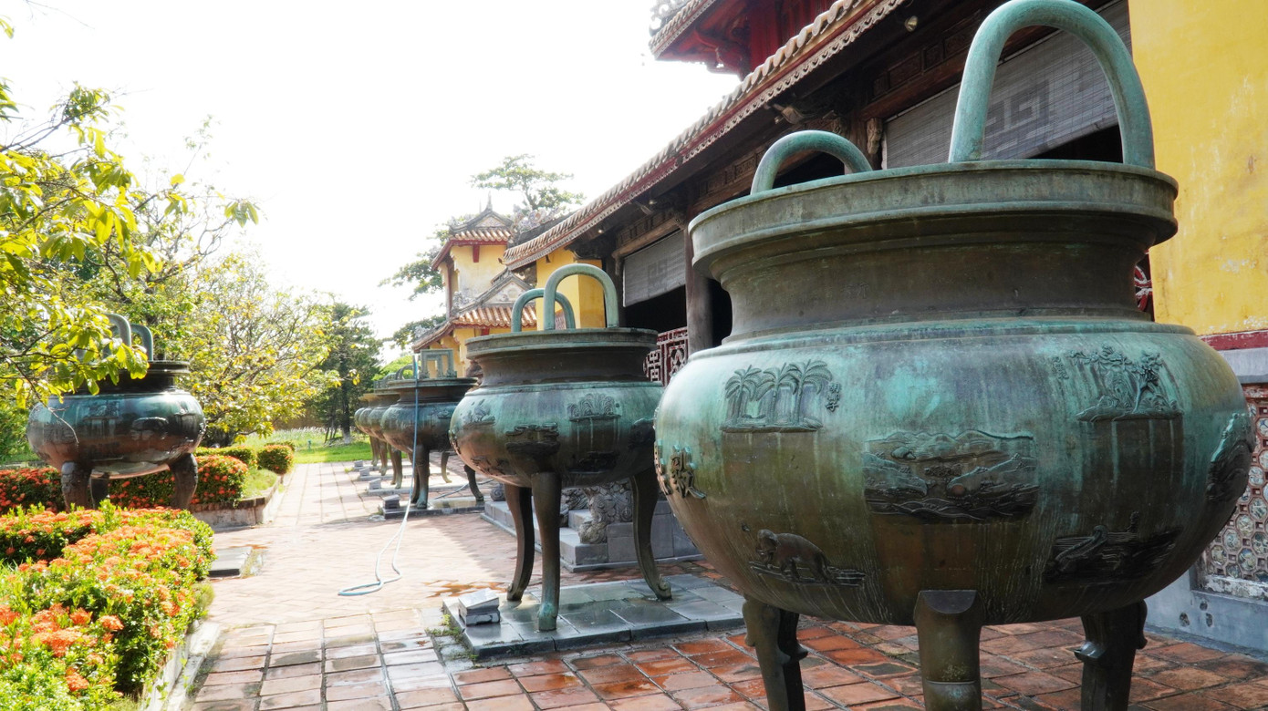 Cửu đỉnh (9 chiếc đỉnh đồng) được vua Minh Mạng cho khởi đúc vào cuối năm Ất Mùi, 1835, đến tháng Giêng năm Đinh Dậu, 1837, mới hoàn thành và tôn kính làm lễ đặt đỉnh trước sân chầu Thế Tổ miếu bên trong Hoàng thành Huế, sau lưng Hiển Lâm các. Các đỉnh đồng ở nguyên tại vị trí đó cho đến ngày nay.