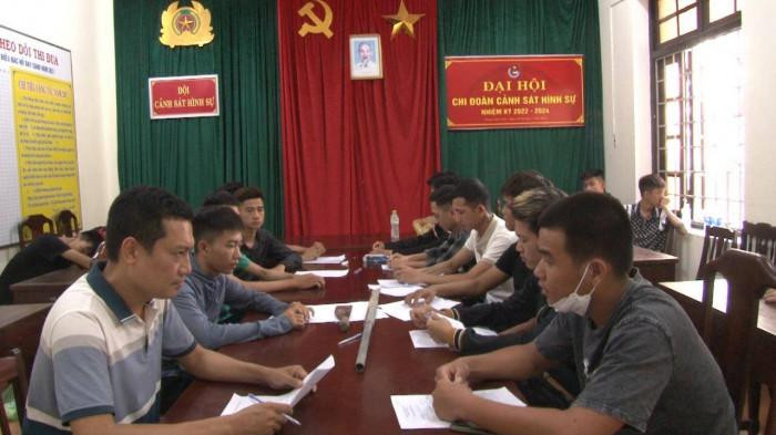 Công an làm việc, lấy lời khai đối với đối tượng Hoàng (bìa phải) và các đối tượng liên quan. Ảnh: CA