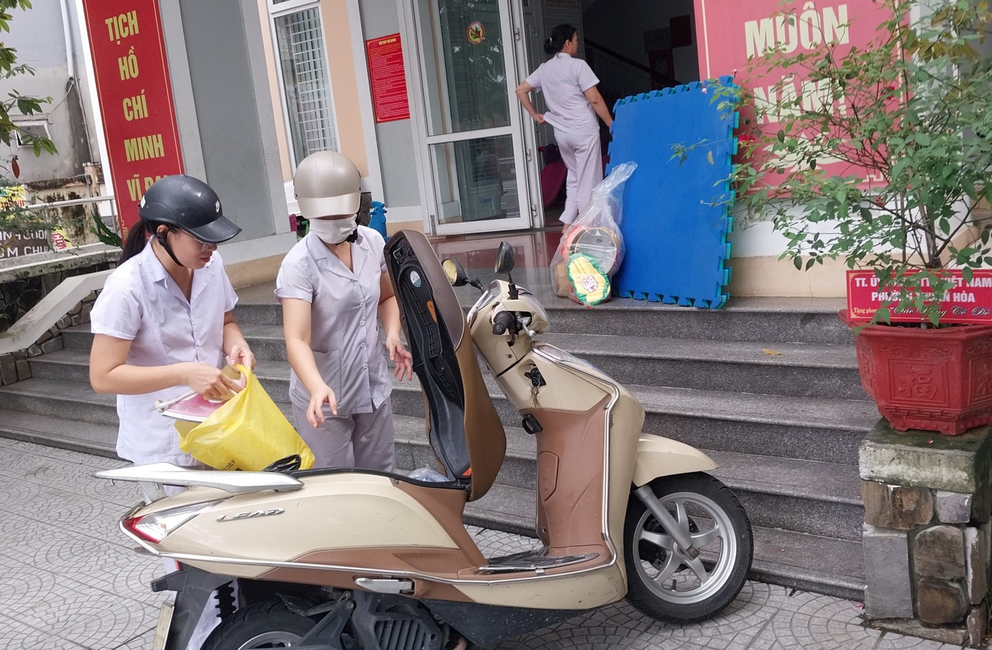 Các cô giáo mầm non trường Hương Sen đến làm việc tại địa chỉ 248 Lê Duẩn, TP Huế.