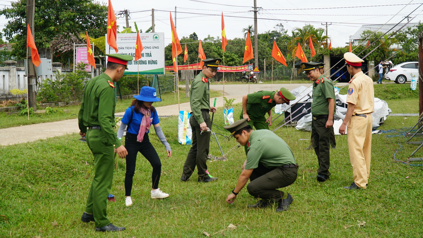 Ra quân làm vệ sinh môi trường.