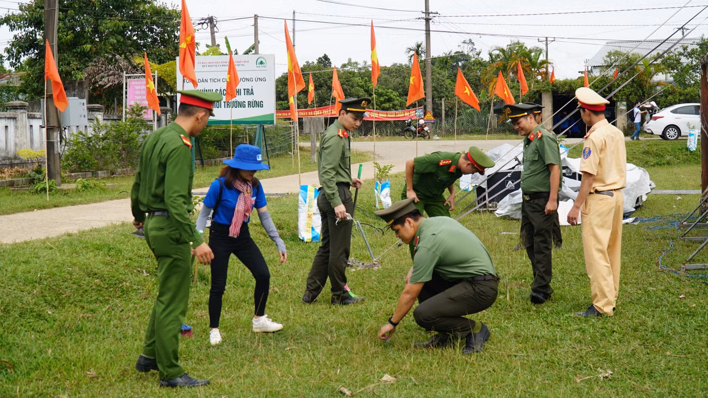 Ra quân làm vệ sinh môi trường.