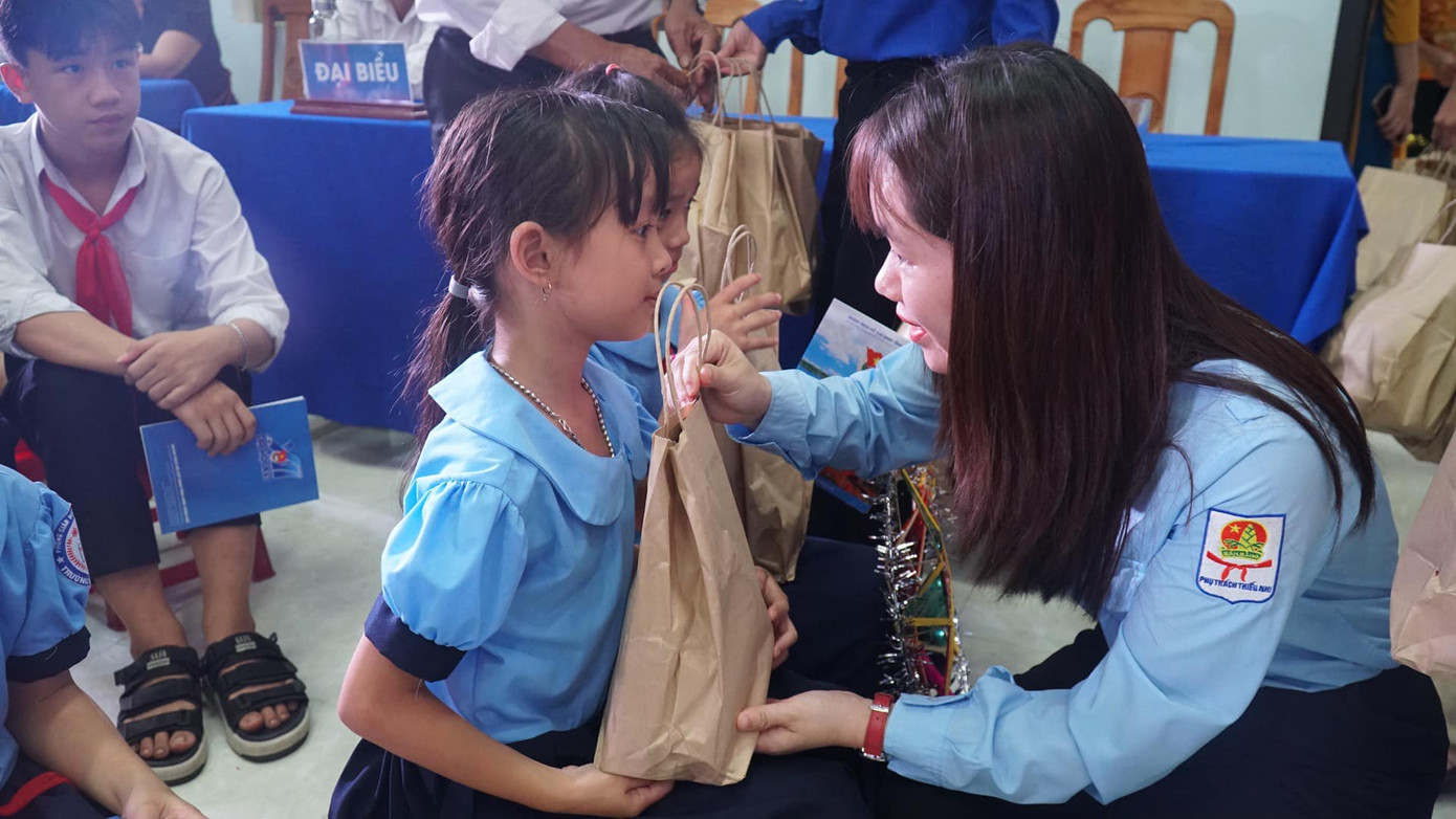 Trao quà Trung thu cho thiếu nhi xã Lộc Hòa.