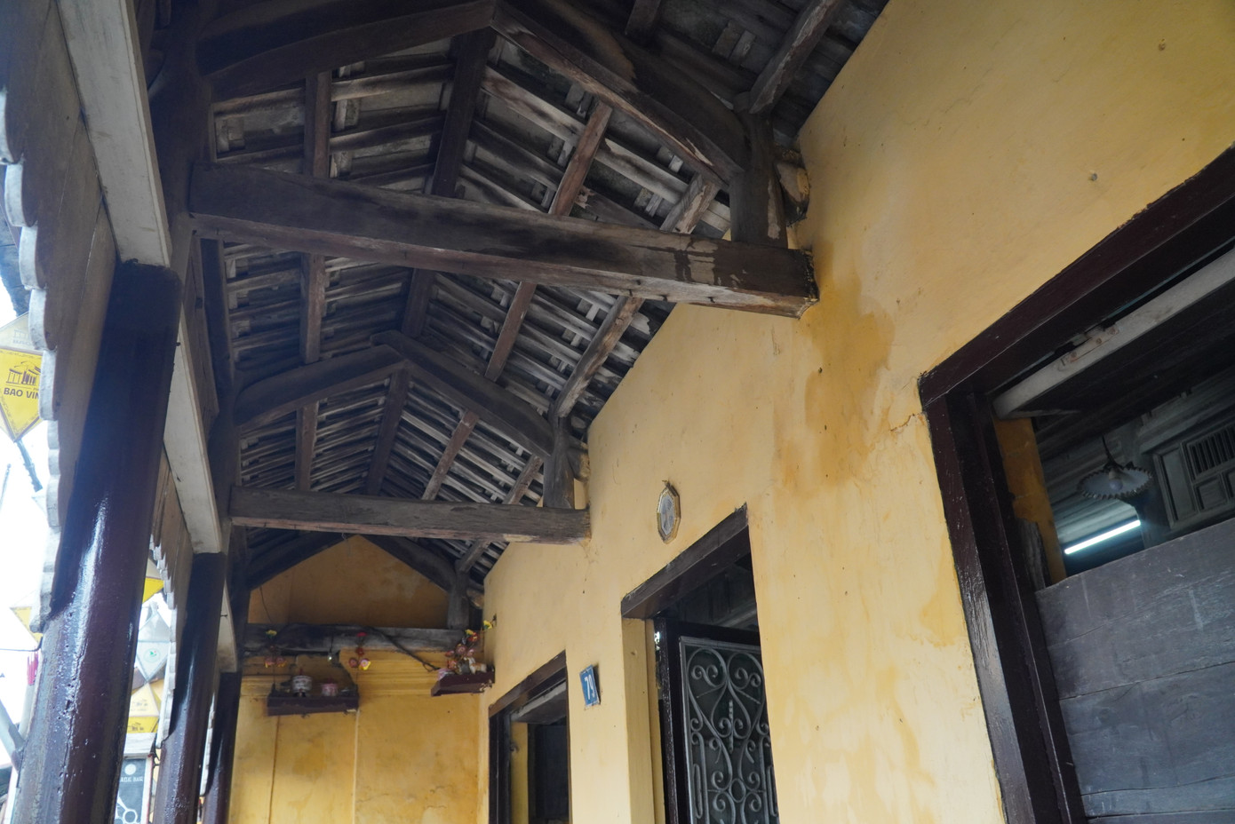 Nhà cổ mặt phố ở Bao Vinh có kết cấu cơ bản bằng gỗ, mặc dù mang phong cách nhà rường Huế nhưng đã có những biến thể về dạng mặt đứng, quy mô, chiều cao, bố cục không gian để phù hợp với công năng, điều kiện tự nhiên thấp trũng vùng hạ lưu ven sông Hương. Ảnh: Ngọc Văn.