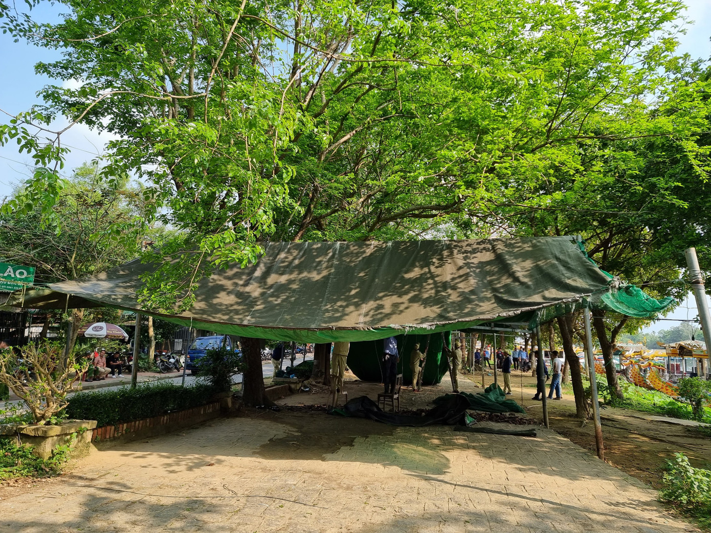 Lều quán nhếch nhác bên trong công viên Trịnh Công Sơn.