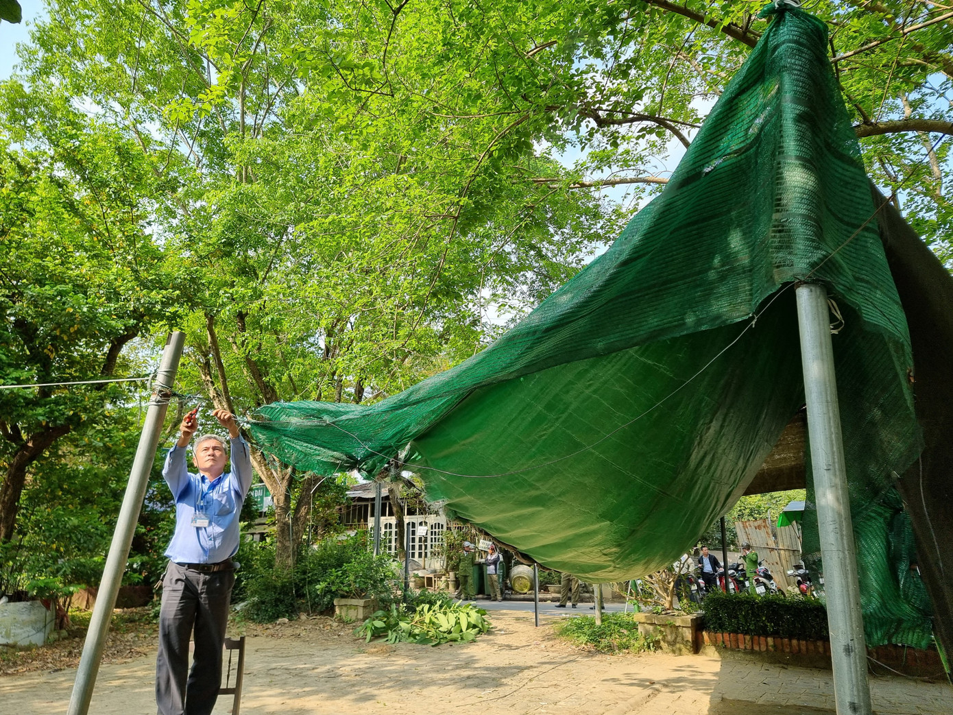 Lực lượng chức năng tháo dỡ lều bạt nhếch nhác bên trong công viên.