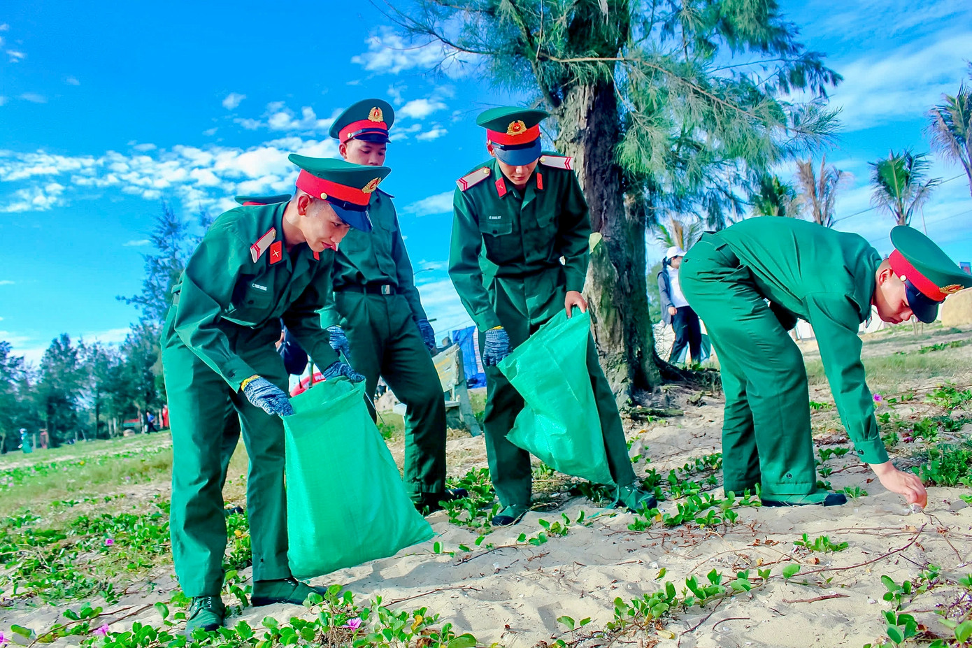 Ra quân làm vệ sinh, xử lý môi trường ven biển TP Huế.
