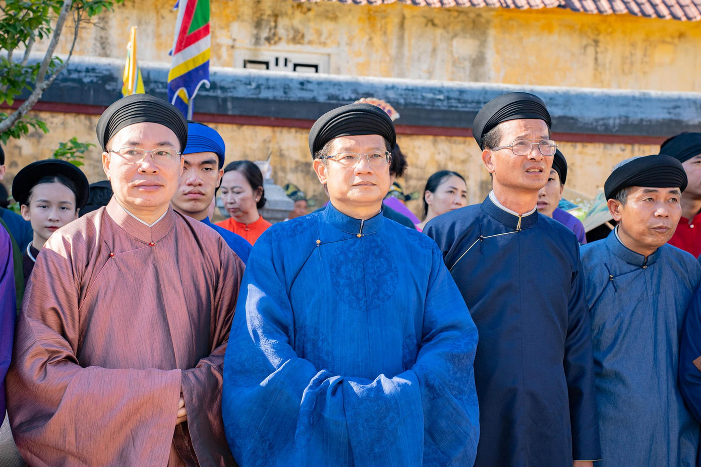 Thời chúa trị vì Nguyễn Phúc Khoát ở Đàng Trong đã có nhiều cải cách được ban hành, trong đó có quy định nhằm định chế lại chế độ y quan trong triều đình, quy định lại chiếc áo dài của cả nam lẫn nữ nhằm phân biệt y phục giữa Đàng Trong và Đàng Ngoài. Vì thế Vũ Vương Nguyễn Phúc Khoát được xem là “ông tổ” của áo dài Việt Nam. Ảnh: Văn Thể Huế