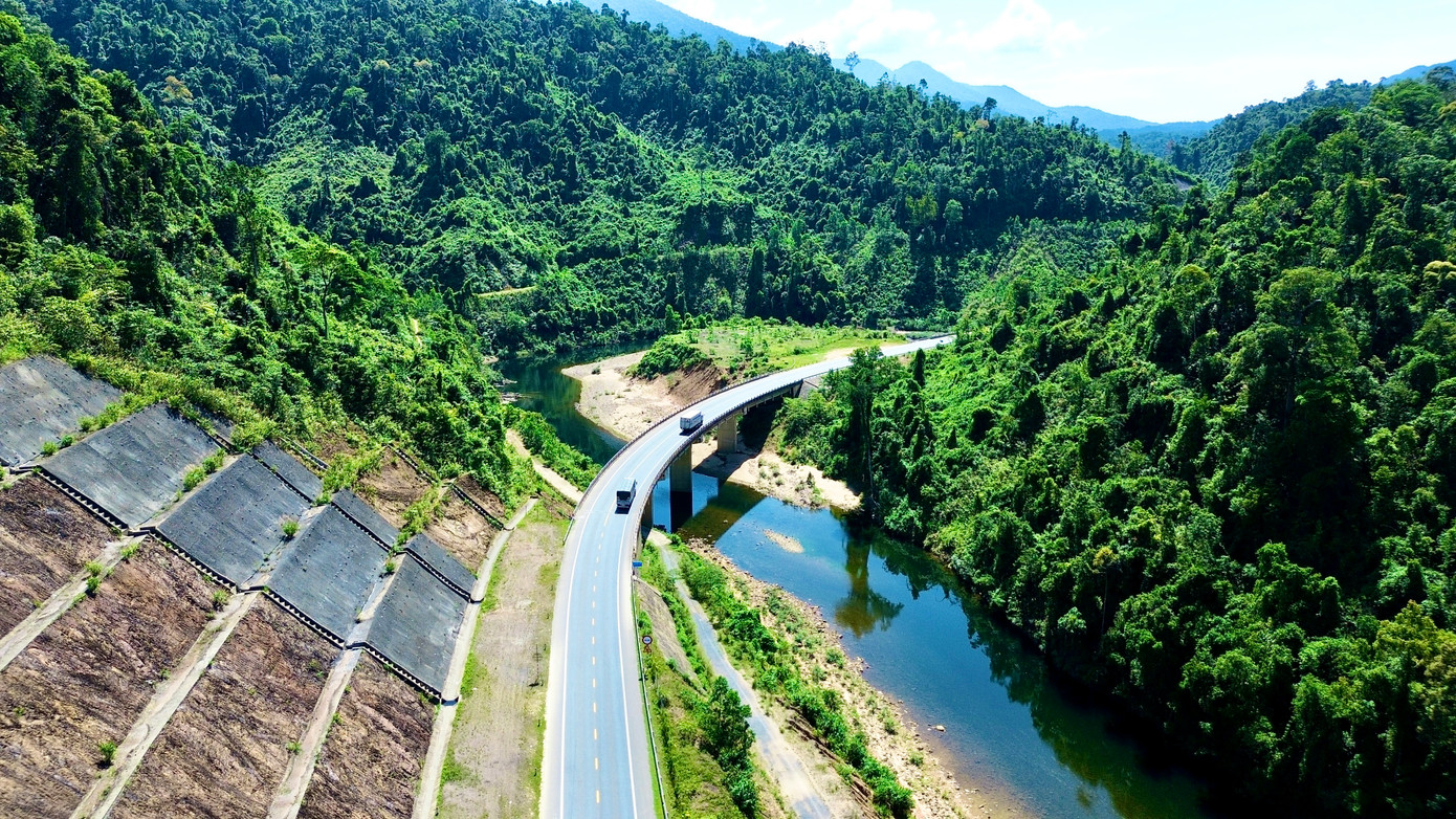 Đây là một trong số ít tuyến cao tốc ở Việt Nam đi qua vùng rừng nguyên sinh có giá trị sinh thái, địa hình, cảnh quan và đa dạng sinh học bậc nhất miền Trung như Vườn Quốc gia Bạch Mã.