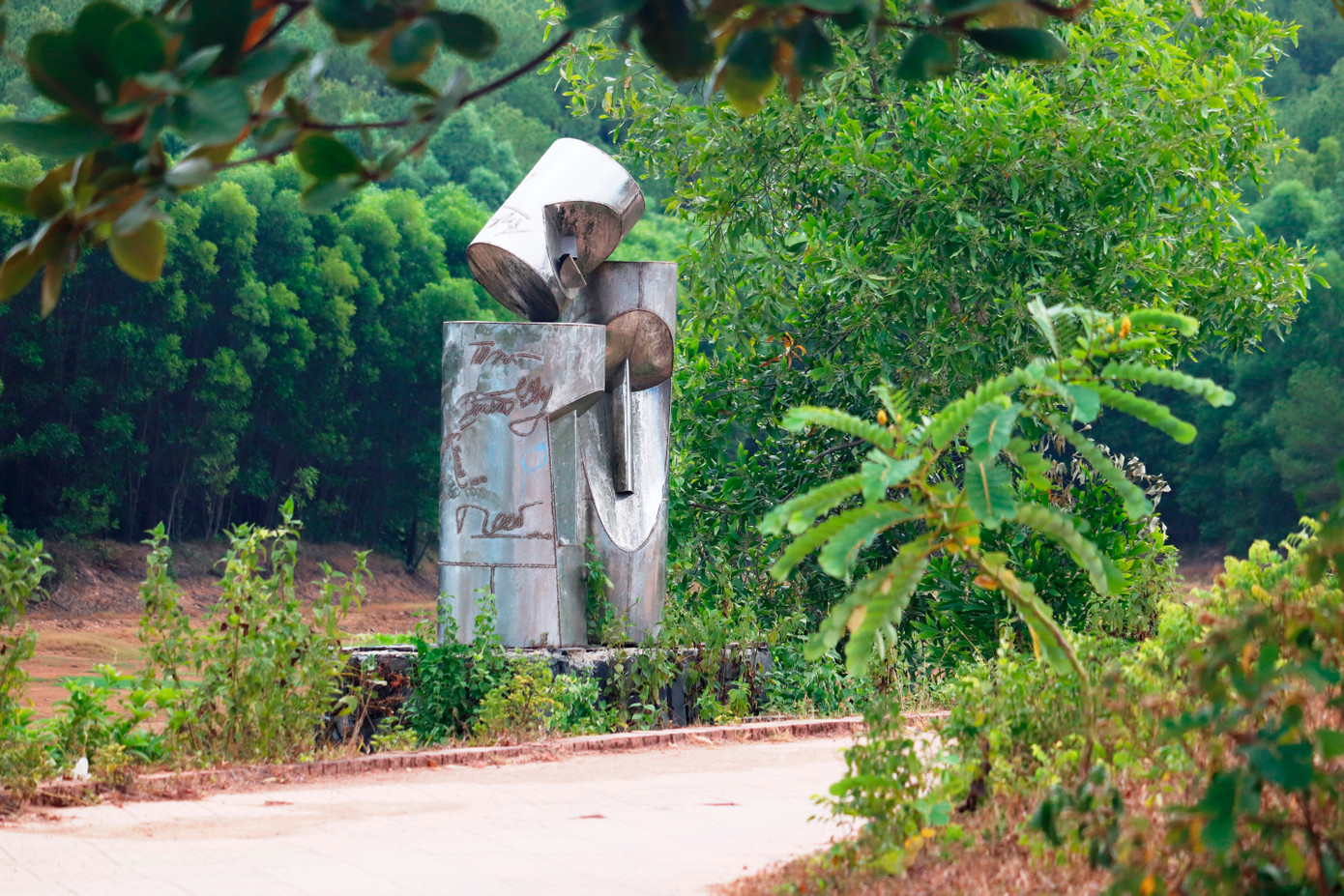 Ông Phan Ngọc Thọ từng lưu ý, việc hồ Thủy Tiên cùng đồi Thiên An bị bỏ hoang kéo dài là một sự lãng phí. Do đó, việc hình thành công viên văn hóa phục vụ cộng đồng, cảnh quan nơi đây sẽ phù hợp cho việc xây dựng một không gian sáng tạo đương đại, công viên vườn tượng… (Ảnh: Ngọc Văn)
