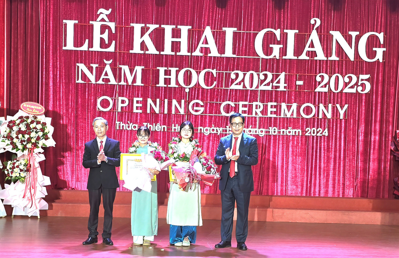 Khen thưởng tân thủ khoa ĐH Huế. Khen thưởng tân thủ khoa ĐH Huế.