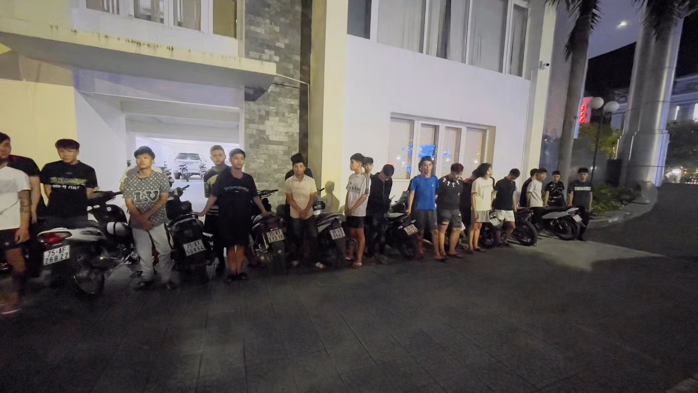 Nhóm 37 đối tượng cùng phương tiện xe máy có dấu hiệu gây rối trật tự công cộng, gây nguy hiểm trên Quốc lộ 1, bị công an ngăn chặn kịp thời. Nhóm 37 đối tượng cùng phương tiện xe máy có dấu hiệu gây rối trật tự công cộng, gây nguy hiểm trên Quốc lộ 1, bị công an ngăn chặn kịp thời.