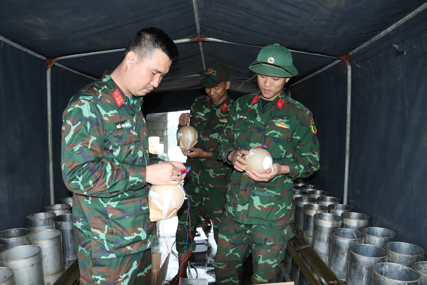 Những người lính kỹ thuật tham gia thực hiện bắn pháo hoa có nhiệm vụ phân loại từng chủng loại pháo theo đặc điểm của từng thùng. Đồng thời, căn cứ theo thời gian cháy nổ của từng loại pháo để trộn thành từng giai đoạn cháy, từng kịch bản, từng chương trình để bắn lên trên bầu trời thể hiện được màu sắc khác nhau theo chủ đề của kịch bản.